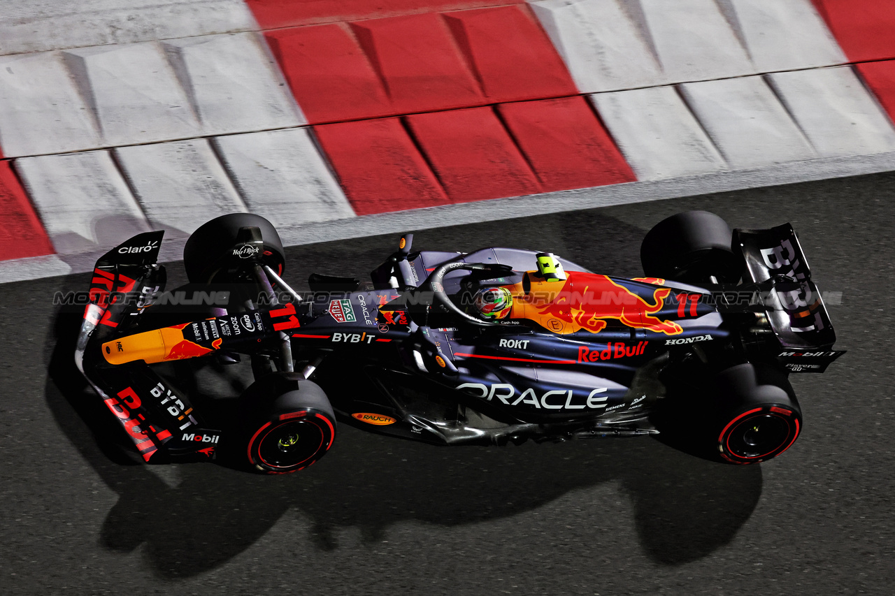 GP ABU DHABI, Sergio Perez (MEX) Red Bull Racing RB19.

25.11.2023. Formula 1 World Championship, Rd 23, Abu Dhabi Grand Prix, Yas Marina Circuit, Abu Dhabi, Qualifiche Day.

- www.xpbimages.com, EMail: requests@xpbimages.com © Copyright: Moy / XPB Images