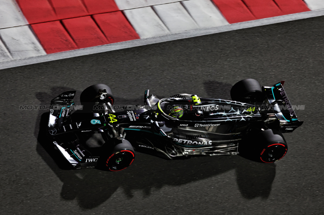 GP ABU DHABI, Lewis Hamilton (GBR) Mercedes AMG F1 W14.

25.11.2023. Formula 1 World Championship, Rd 23, Abu Dhabi Grand Prix, Yas Marina Circuit, Abu Dhabi, Qualifiche Day.

- www.xpbimages.com, EMail: requests@xpbimages.com © Copyright: Moy / XPB Images