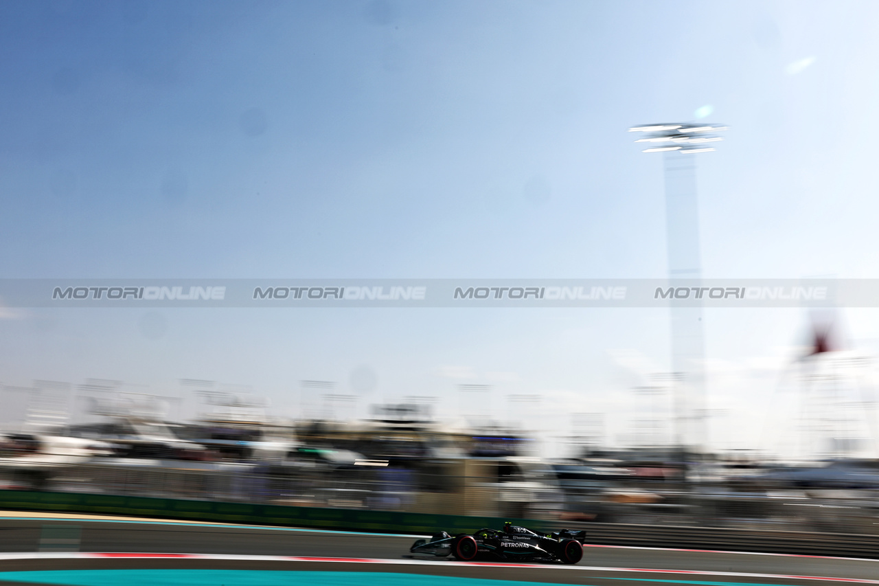 GP ABU DHABI, Lewis Hamilton (GBR) Mercedes AMG F1 W14.

25.11.2023. Formula 1 World Championship, Rd 23, Abu Dhabi Grand Prix, Yas Marina Circuit, Abu Dhabi, Qualifiche Day.

 - www.xpbimages.com, EMail: requests@xpbimages.com © Copyright: Coates / XPB Images
