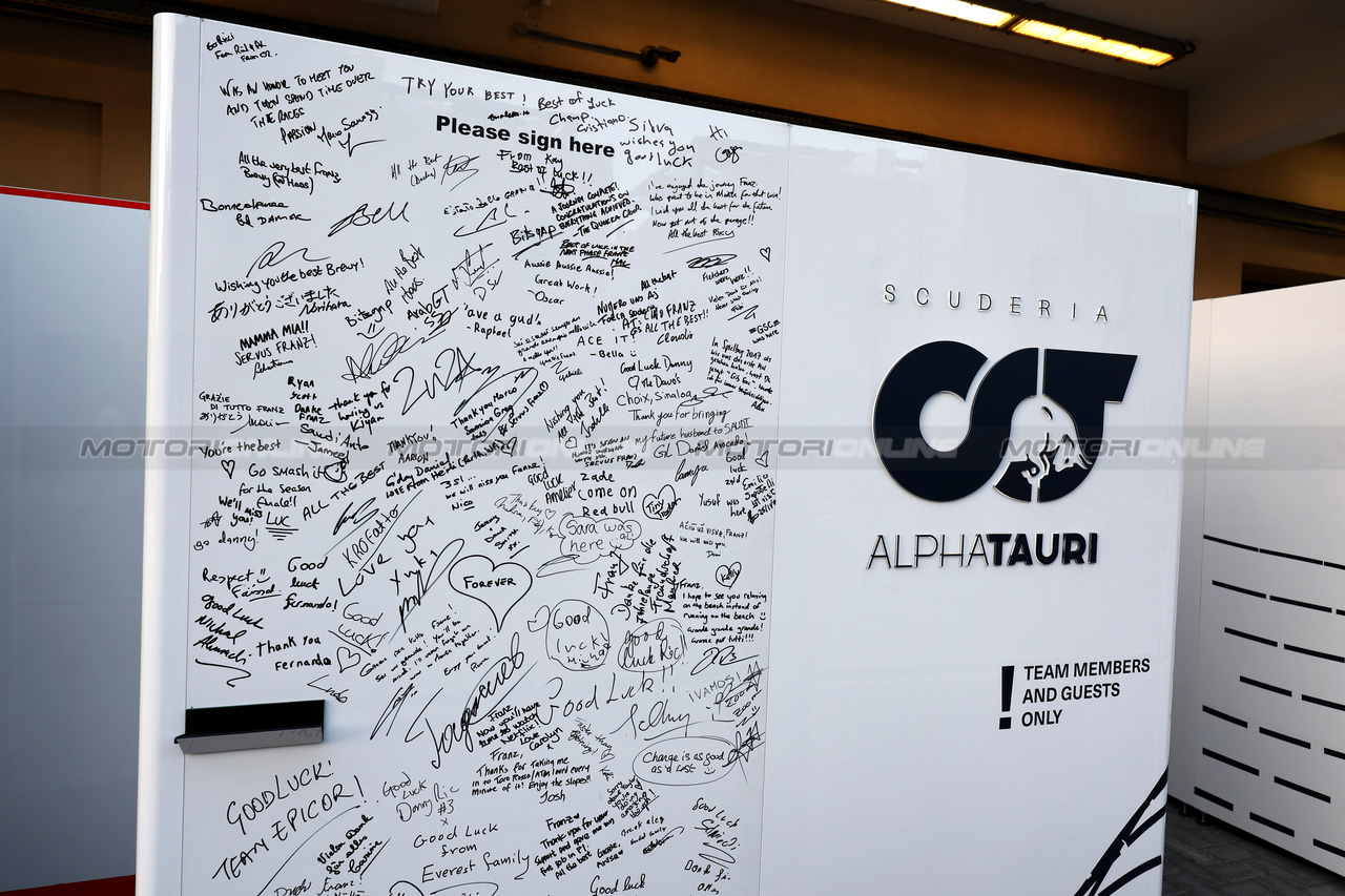 GP ABU DHABI, Paddock Atmosfera - messages for the retiring Franz Tost (AUT) AlphaTauri Team Principal.

25.11.2023. Formula 1 World Championship, Rd 23, Abu Dhabi Grand Prix, Yas Marina Circuit, Abu Dhabi, Qualifiche Day.

- www.xpbimages.com, EMail: requests@xpbimages.com © Copyright: Moy / XPB Images
