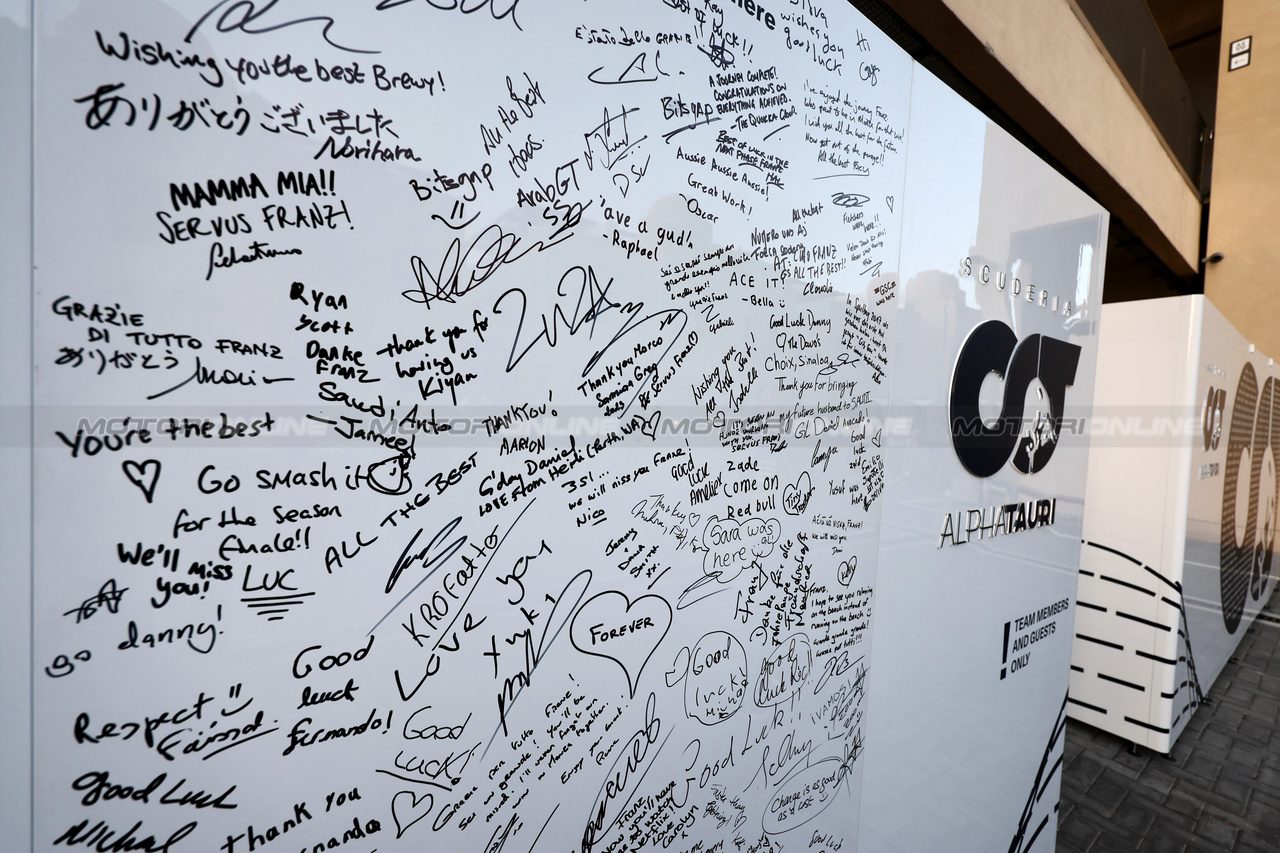 GP ABU DHABI, Paddock Atmosfera - messages for the retiring Franz Tost (AUT) AlphaTauri Team Principal.

25.11.2023. Formula 1 World Championship, Rd 23, Abu Dhabi Grand Prix, Yas Marina Circuit, Abu Dhabi, Qualifiche Day.

- www.xpbimages.com, EMail: requests@xpbimages.com © Copyright: Moy / XPB Images