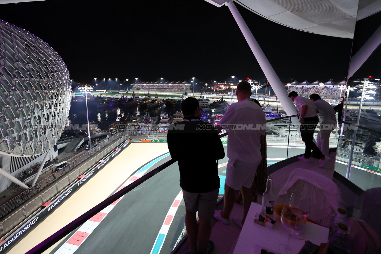 GP ABU DHABI, Circuit Atmosfera - fans.

25.11.2023. Formula 1 World Championship, Rd 23, Abu Dhabi Grand Prix, Yas Marina Circuit, Abu Dhabi, Qualifiche Day.

- www.xpbimages.com, EMail: requests@xpbimages.com © Copyright: Moy / XPB Images
