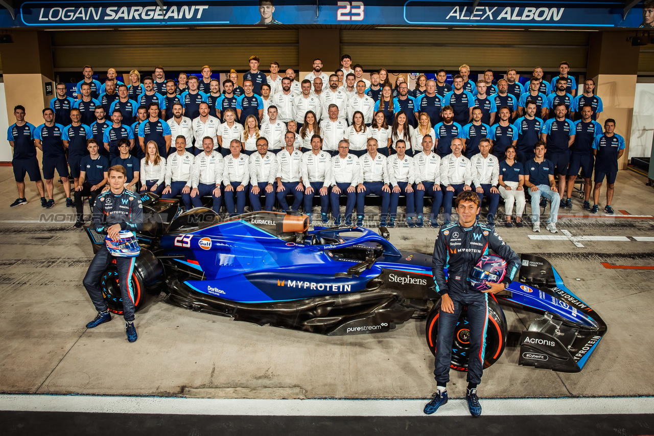 GP ABU DHABI, (L to R): Logan Sargeant (USA) Williams Racing e Alexander Albon (THA) Williams Racing at a team photograph.

25.11.2023. Formula 1 World Championship, Rd 23, Abu Dhabi Grand Prix, Yas Marina Circuit, Abu Dhabi, Qualifiche Day.

- www.xpbimages.com, EMail: requests@xpbimages.com © Copyright: Batchelor / XPB Images