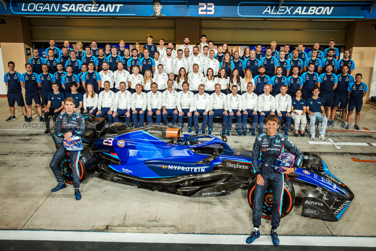GP ABU DHABI, (L to R): Logan Sargeant (USA) Williams Racing e Alexander Albon (THA) Williams Racing at a team photograph.

25.11.2023. Formula 1 World Championship, Rd 23, Abu Dhabi Grand Prix, Yas Marina Circuit, Abu Dhabi, Qualifiche Day.

- www.xpbimages.com, EMail: requests@xpbimages.com © Copyright: Batchelor / XPB Images