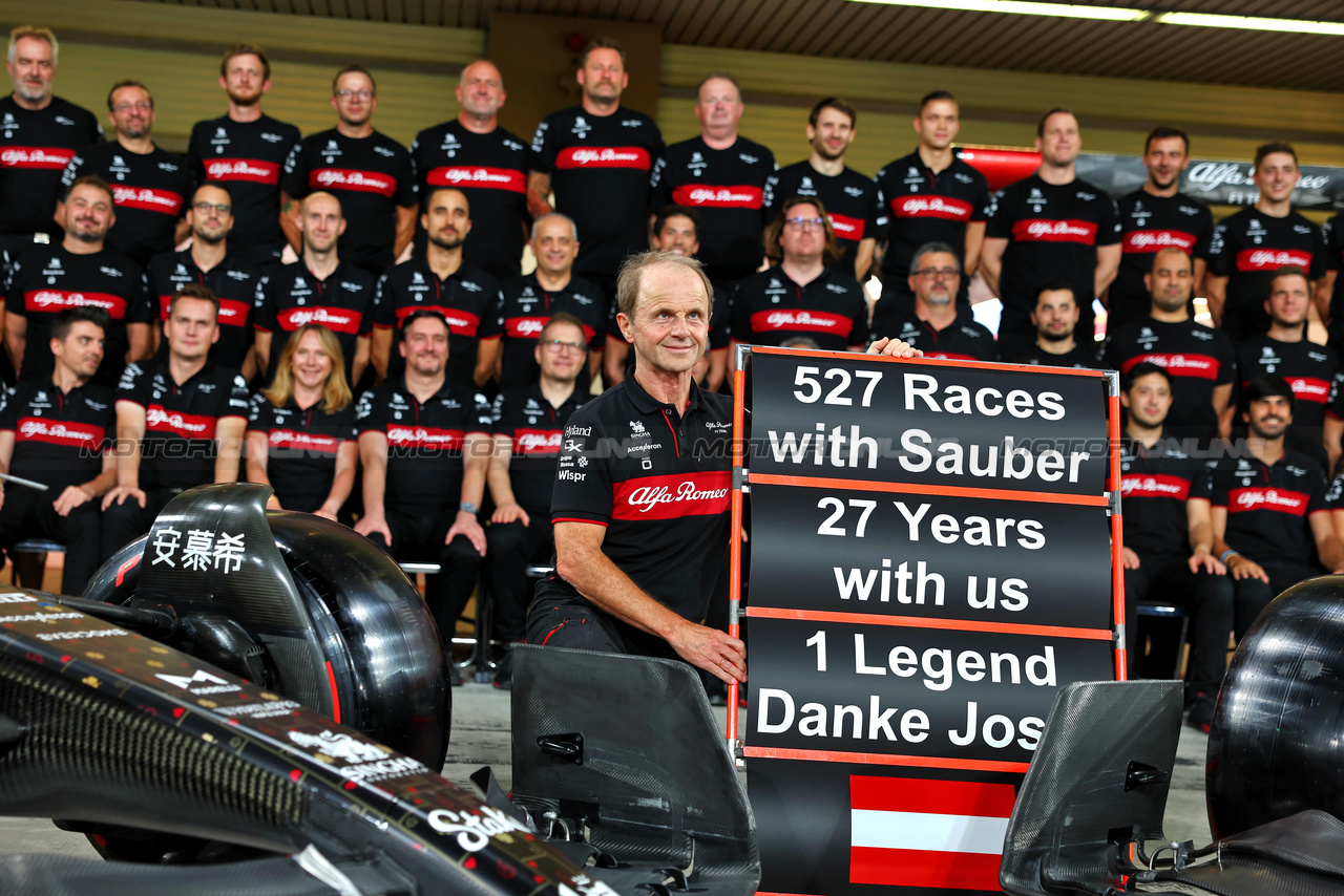 GP ABU DHABI, Josef Leberer (AUT) Alfa Romeo F1 Team Physio at a team photograph.

25.11.2023. Formula 1 World Championship, Rd 23, Abu Dhabi Grand Prix, Yas Marina Circuit, Abu Dhabi, Qualifiche Day.

- www.xpbimages.com, EMail: requests@xpbimages.com © Copyright: Batchelor / XPB Images