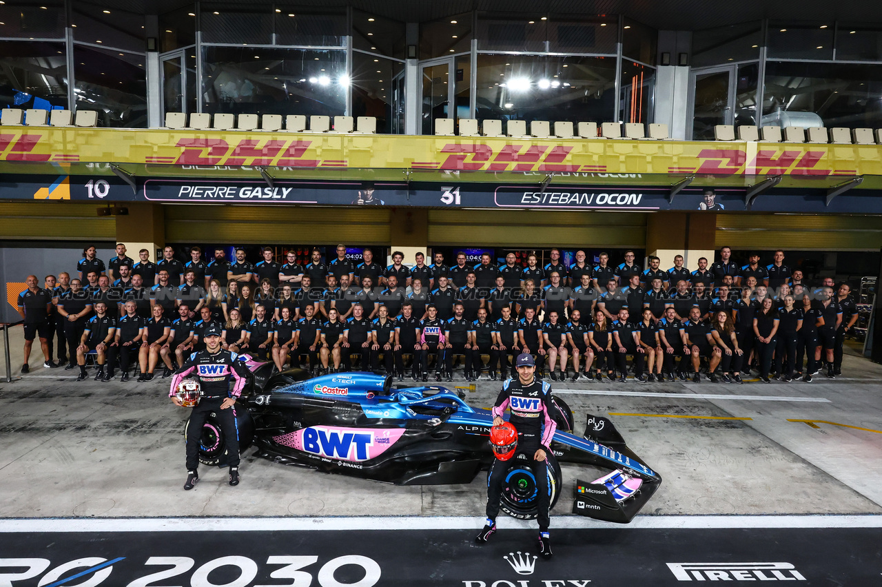 GP ABU DHABI, (L to R): Pierre Gasly (FRA) Alpine F1 Team e Esteban Ocon (FRA) Alpine F1 Team at a team photograph.

25.11.2023. Formula 1 World Championship, Rd 23, Abu Dhabi Grand Prix, Yas Marina Circuit, Abu Dhabi, Qualifiche Day.

- www.xpbimages.com, EMail: requests@xpbimages.com © Copyright: Charniaux / XPB Images