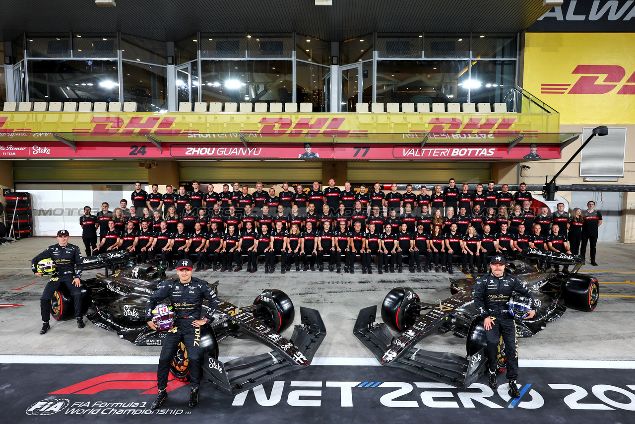 GP ABU DHABI, (L to R): Theo Pourchaire (FRA) Alfa Romeo F1 Team Reserve Driver; Zhou Guanyu (CHN) Alfa Romeo F1 Team; e Valtteri Bottas (FIN) Alfa Romeo F1 Team, at a team photograph.

25.11.2023. Formula 1 World Championship, Rd 23, Abu Dhabi Grand Prix, Yas Marina Circuit, Abu Dhabi, Qualifiche Day.

- www.xpbimages.com, EMail: requests@xpbimages.com © Copyright: Charniaux / XPB Images