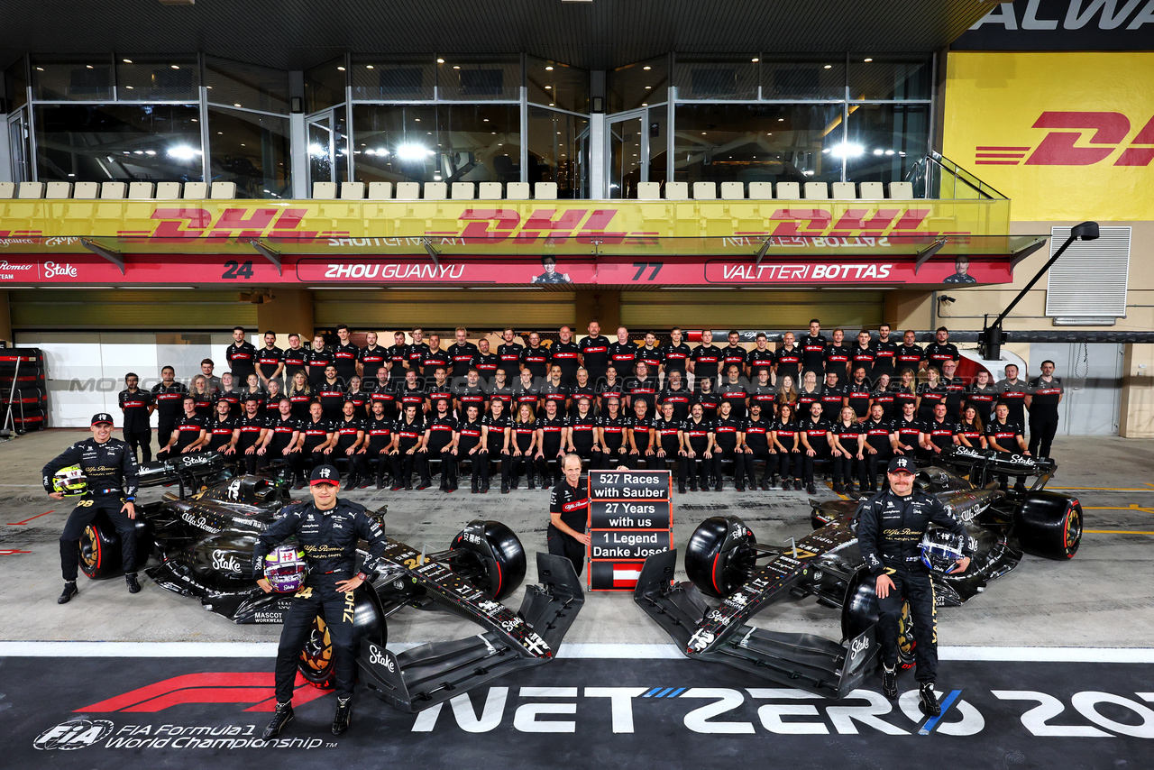GP ABU DHABI, (L to R): Theo Pourchaire (FRA) Alfa Romeo F1 Team Reserve Driver; Zhou Guanyu (CHN) Alfa Romeo F1 Team; Josef Leberer (AUT) Alfa Romeo F1 Team Physio; e Valtteri Bottas (FIN) Alfa Romeo F1 Team, at a team photograph.

25.11.2023. Formula 1 World Championship, Rd 23, Abu Dhabi Grand Prix, Yas Marina Circuit, Abu Dhabi, Qualifiche Day.

- www.xpbimages.com, EMail: requests@xpbimages.com © Copyright: Charniaux / XPB Images