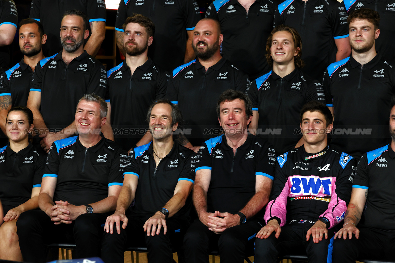 GP ABU DHABI, (L to R): Rob Cherry (GBR) Alpine F1 Team Gara Team Manager; Ciaron Pilbeam (GBR) Alpine F1 Team Chief Gara Engineer; Bruno Famin (FRA) Alpine Motorsports Vice President; e Jack Doohan (AUS) Alpine F1 Team Reserve Driver at a team photograph.

25.11.2023. Formula 1 World Championship, Rd 23, Abu Dhabi Grand Prix, Yas Marina Circuit, Abu Dhabi, Qualifiche Day.

 - www.xpbimages.com, EMail: requests@xpbimages.com © Copyright: Coates / XPB Images