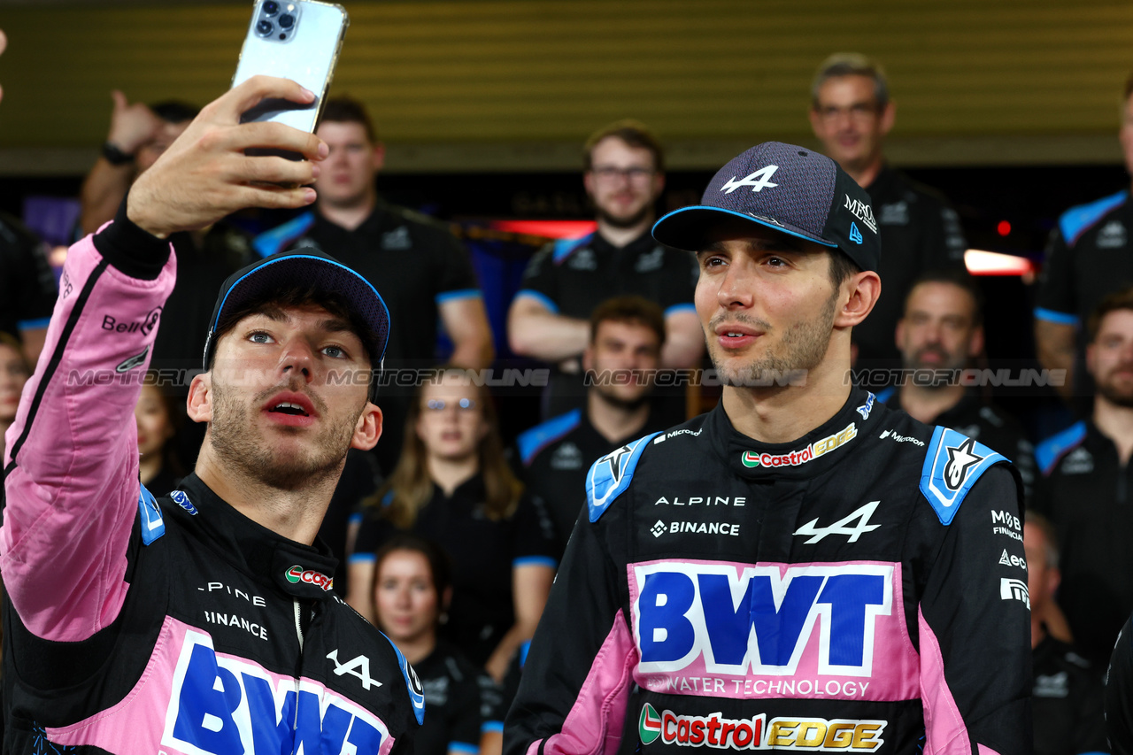 GP ABU DHABI, (L to R): Pierre Gasly (FRA) Alpine F1 Team e Esteban Ocon (FRA) Alpine F1 Team at a team photograph.

25.11.2023. Formula 1 World Championship, Rd 23, Abu Dhabi Grand Prix, Yas Marina Circuit, Abu Dhabi, Qualifiche Day.

 - www.xpbimages.com, EMail: requests@xpbimages.com © Copyright: Coates / XPB Images