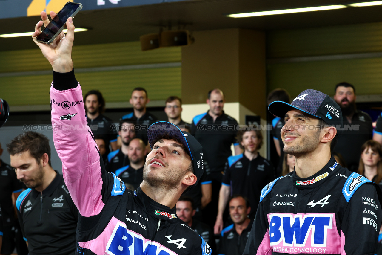 GP ABU DHABI, (L to R): Pierre Gasly (FRA) Alpine F1 Team e Esteban Ocon (FRA) Alpine F1 Team at a team photograph.

25.11.2023. Formula 1 World Championship, Rd 23, Abu Dhabi Grand Prix, Yas Marina Circuit, Abu Dhabi, Qualifiche Day.

 - www.xpbimages.com, EMail: requests@xpbimages.com © Copyright: Coates / XPB Images