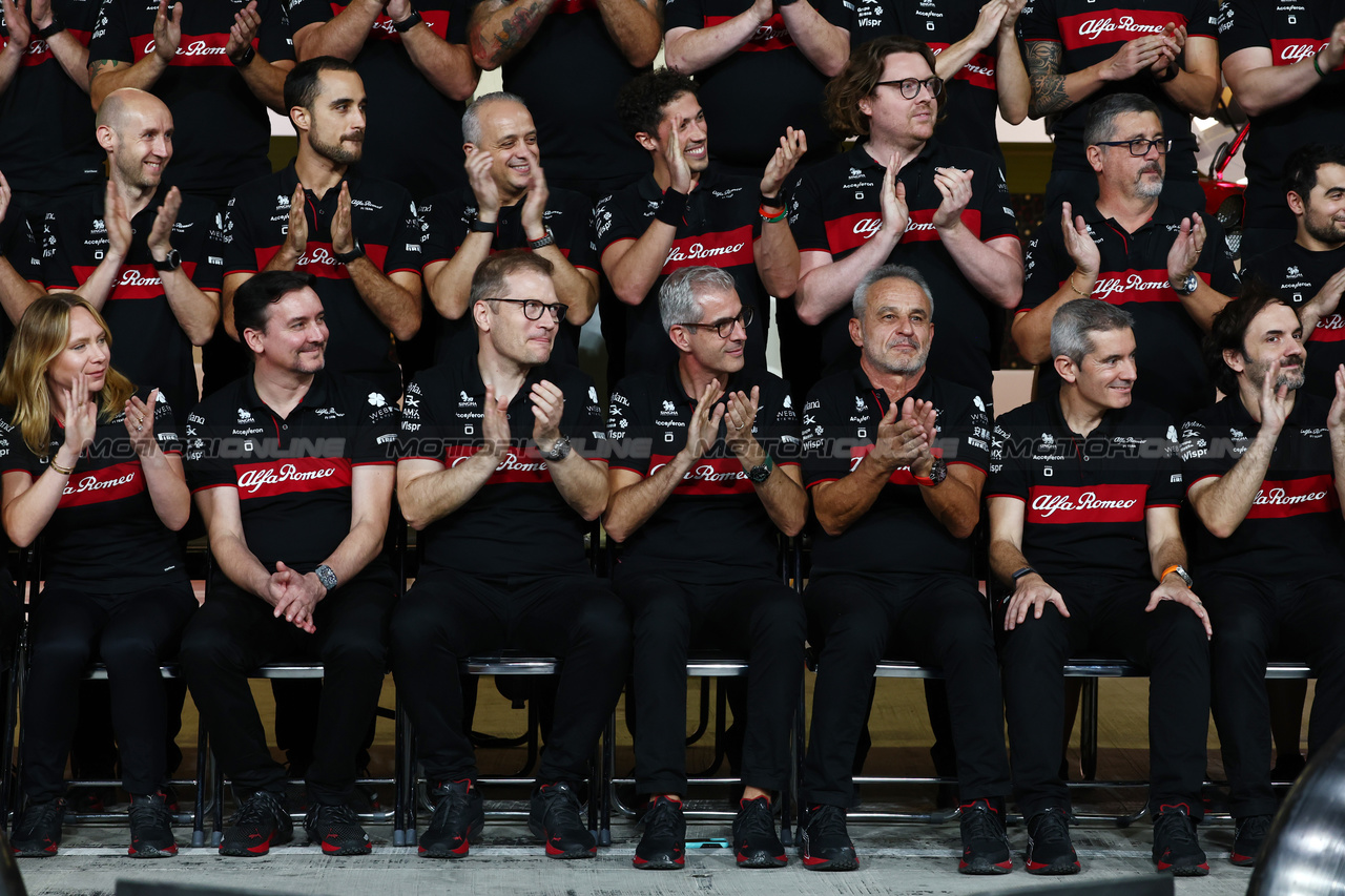 GP ABU DHABI, Alfa Romeo F1 Team photograph.

25.11.2023. Formula 1 World Championship, Rd 23, Abu Dhabi Grand Prix, Yas Marina Circuit, Abu Dhabi, Qualifiche Day.

- www.xpbimages.com, EMail: requests@xpbimages.com © Copyright: Moy / XPB Images