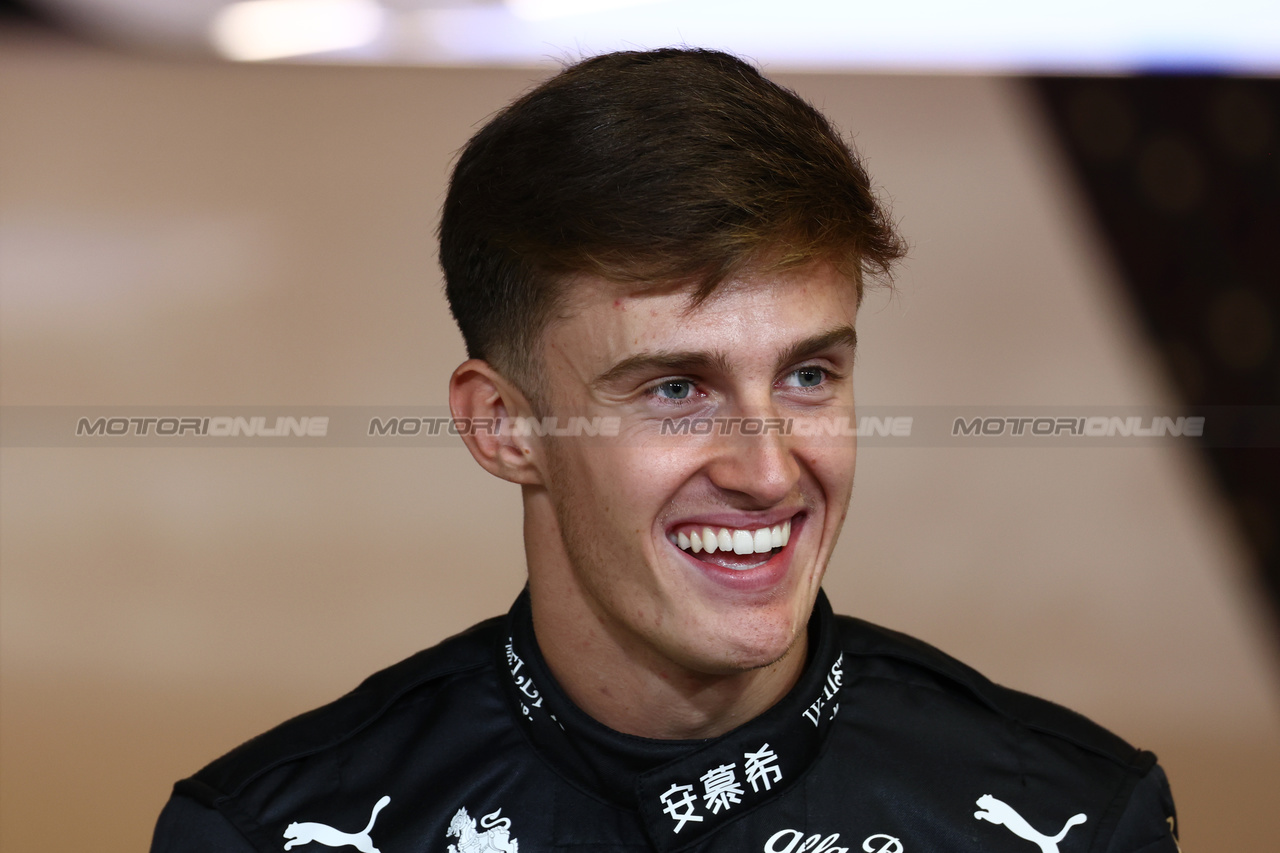 GP ABU DHABI, Theo Pourchaire (FRA) Alfa Romeo F1 Team Reserve Driver at a team photograph.

25.11.2023. Formula 1 World Championship, Rd 23, Abu Dhabi Grand Prix, Yas Marina Circuit, Abu Dhabi, Qualifiche Day.

- www.xpbimages.com, EMail: requests@xpbimages.com © Copyright: Moy / XPB Images