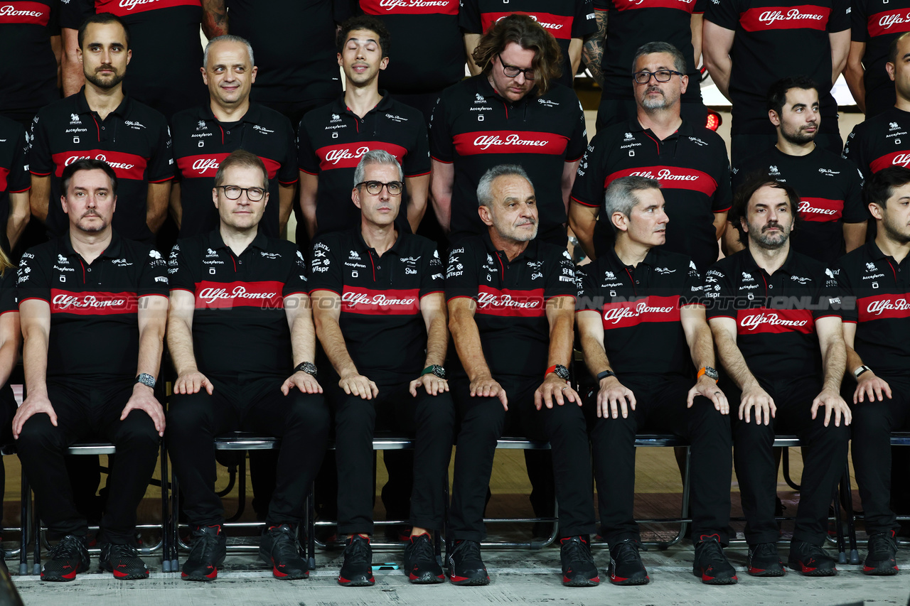 GP ABU DHABI, Alfa Romeo F1 Team photograph.

25.11.2023. Formula 1 World Championship, Rd 23, Abu Dhabi Grand Prix, Yas Marina Circuit, Abu Dhabi, Qualifiche Day.

- www.xpbimages.com, EMail: requests@xpbimages.com © Copyright: Moy / XPB Images
