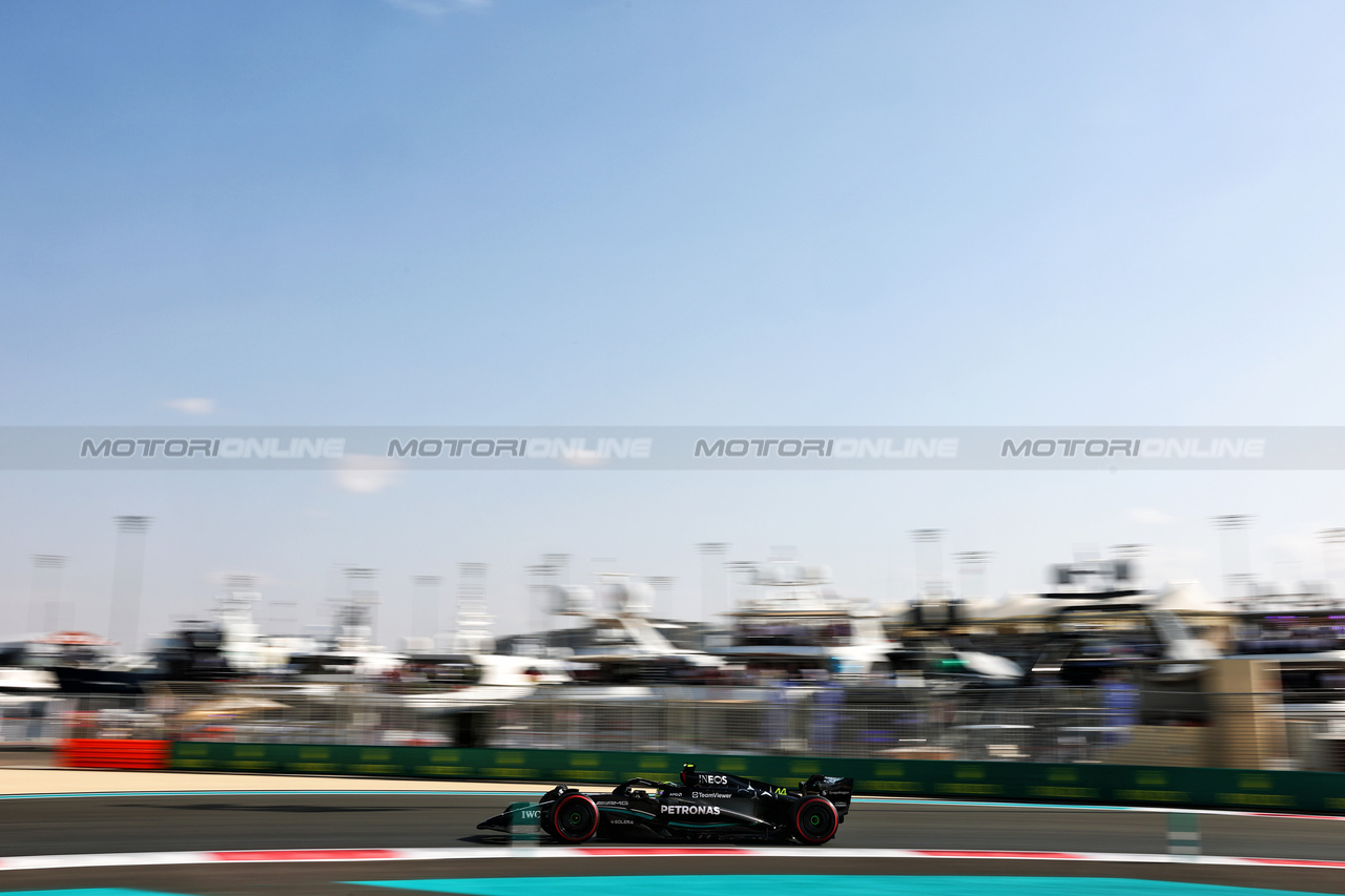 GP ABU DHABI, Lewis Hamilton (GBR) Mercedes AMG F1 W14.

25.11.2023. Formula 1 World Championship, Rd 23, Abu Dhabi Grand Prix, Yas Marina Circuit, Abu Dhabi, Qualifiche Day.

 - www.xpbimages.com, EMail: requests@xpbimages.com © Copyright: Coates / XPB Images