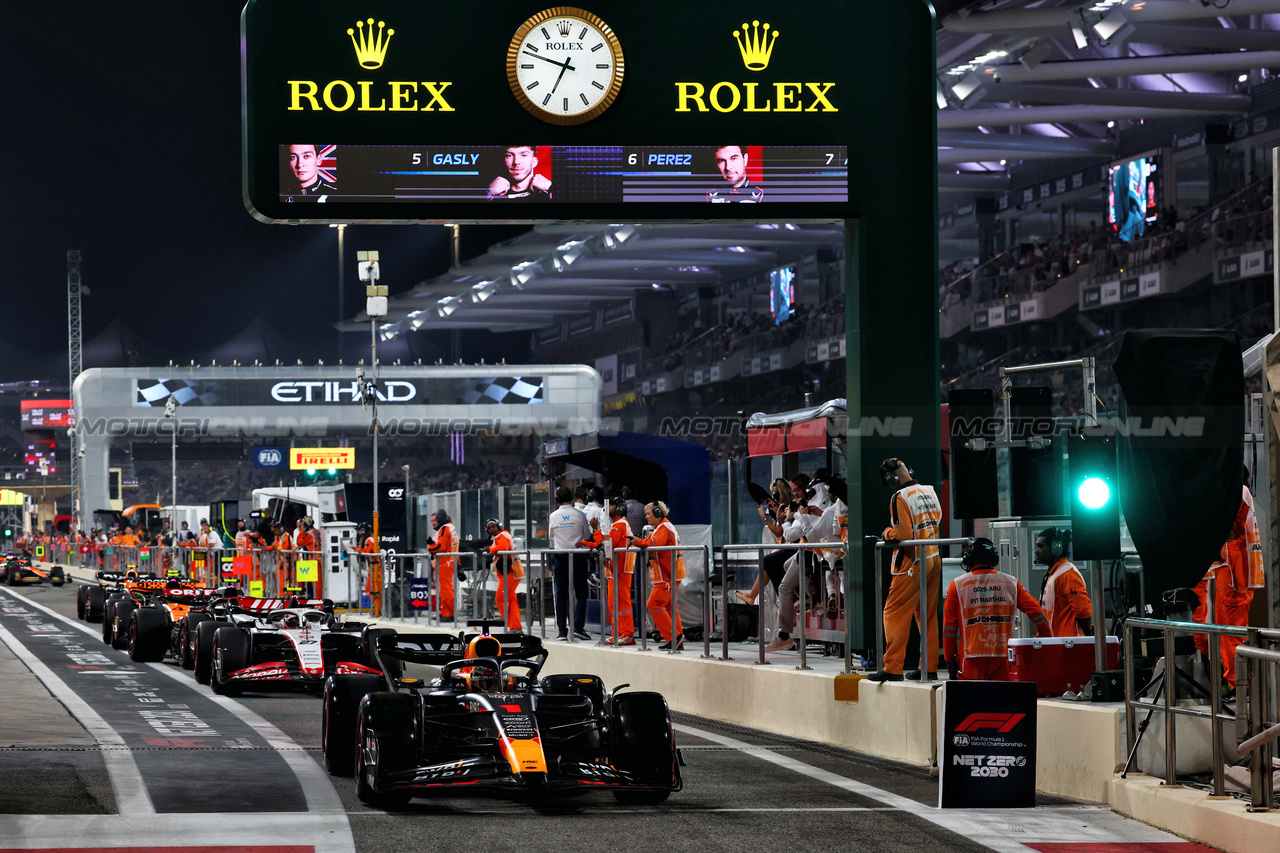 GP ABU DHABI, Max Verstappen (NLD) Red Bull Racing RB19 leaves the pits.

25.11.2023. Formula 1 World Championship, Rd 23, Abu Dhabi Grand Prix, Yas Marina Circuit, Abu Dhabi, Qualifiche Day.

 - www.xpbimages.com, EMail: requests@xpbimages.com © Copyright: Coates / XPB Images