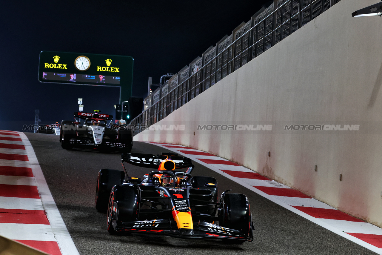 GP ABU DHABI, Max Verstappen (NLD) Red Bull Racing RB19 leaves the pits.

25.11.2023. Formula 1 World Championship, Rd 23, Abu Dhabi Grand Prix, Yas Marina Circuit, Abu Dhabi, Qualifiche Day.

 - www.xpbimages.com, EMail: requests@xpbimages.com © Copyright: Coates / XPB Images