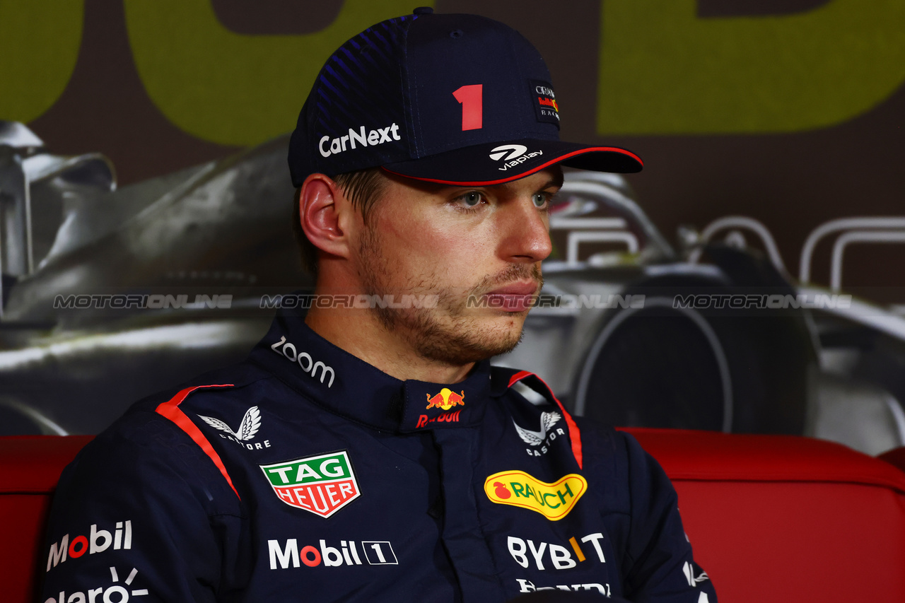 GP ABU DHABI, Max Verstappen (NLD) Red Bull Racing in the post qualifying FIA Press Conference.

25.11.2023. Formula 1 World Championship, Rd 23, Abu Dhabi Grand Prix, Yas Marina Circuit, Abu Dhabi, Qualifiche Day.

 - www.xpbimages.com, EMail: requests@xpbimages.com © Copyright: Coates / XPB Images