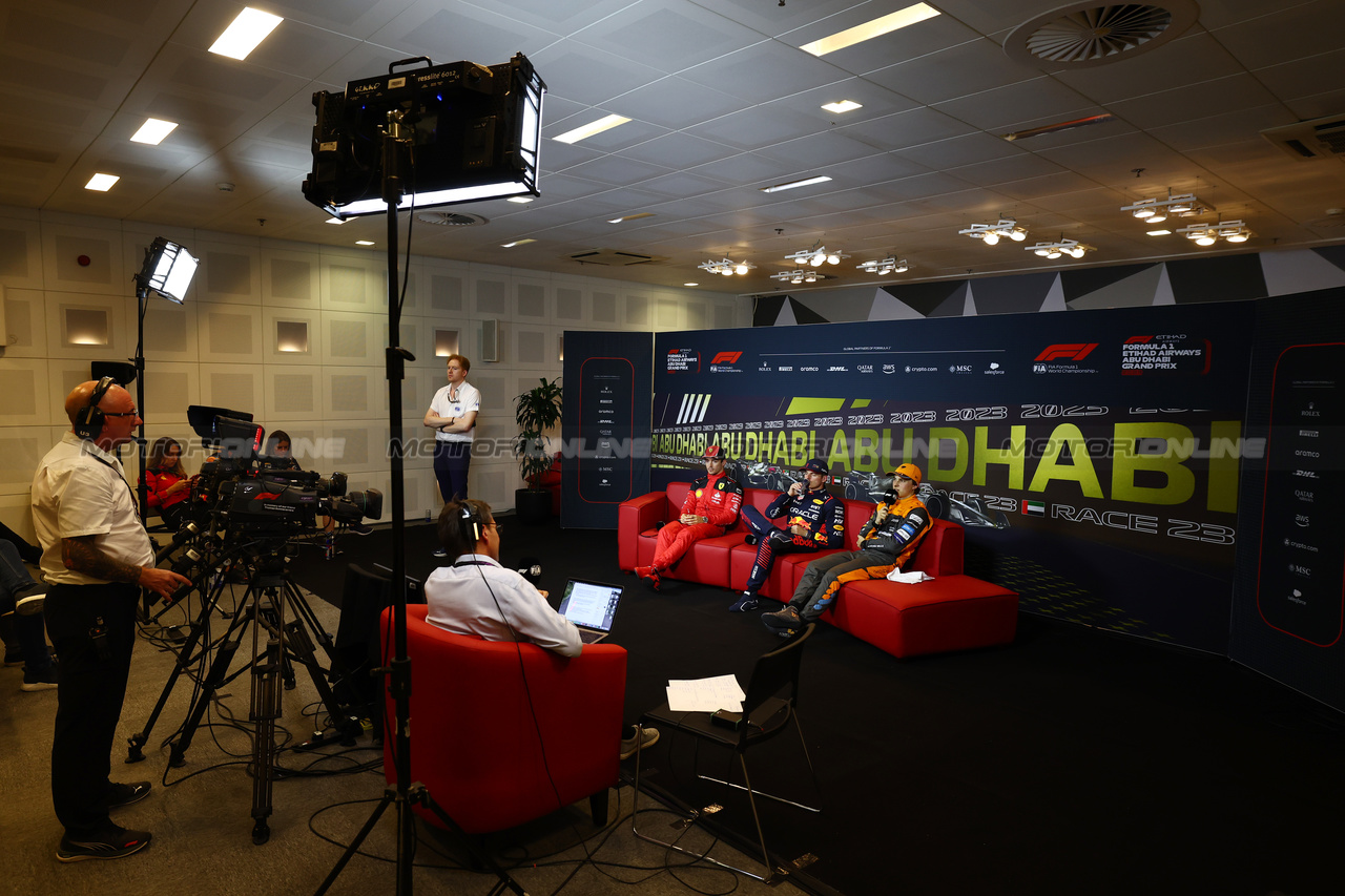 GP ABU DHABI, (L to R): Charles Leclerc (MON) Ferrari; Max Verstappen (NLD) Red Bull Racing; e Oscar Piastri (AUS) McLaren in the post qualifying FIA Press Conference.

25.11.2023. Formula 1 World Championship, Rd 23, Abu Dhabi Grand Prix, Yas Marina Circuit, Abu Dhabi, Qualifiche Day.

 - www.xpbimages.com, EMail: requests@xpbimages.com © Copyright: Coates / XPB Images