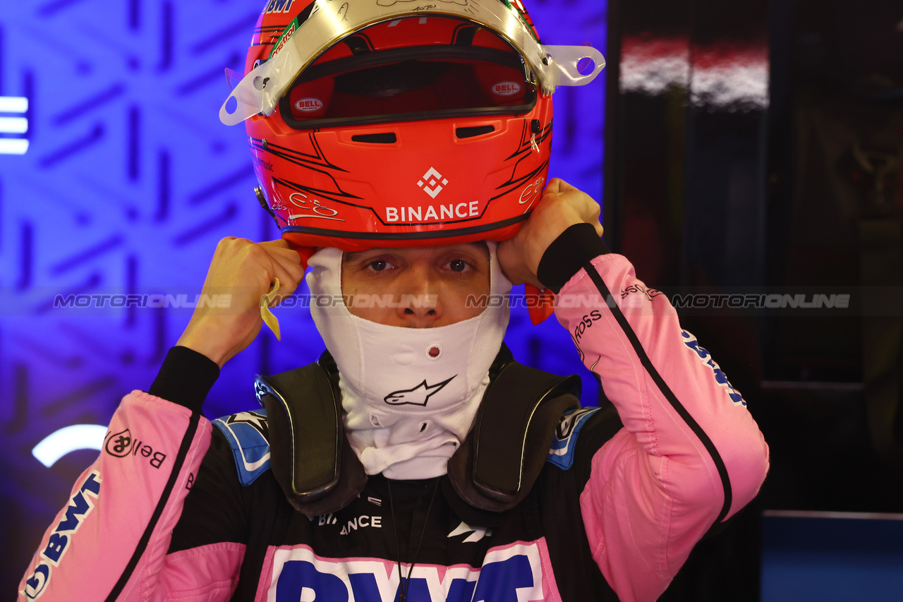 GP ABU DHABI, Esteban Ocon (FRA) Alpine F1 Team.

25.11.2023. Formula 1 World Championship, Rd 23, Abu Dhabi Grand Prix, Yas Marina Circuit, Abu Dhabi, Qualifiche Day.

 - www.xpbimages.com, EMail: requests@xpbimages.com © Copyright: Coates / XPB Images
