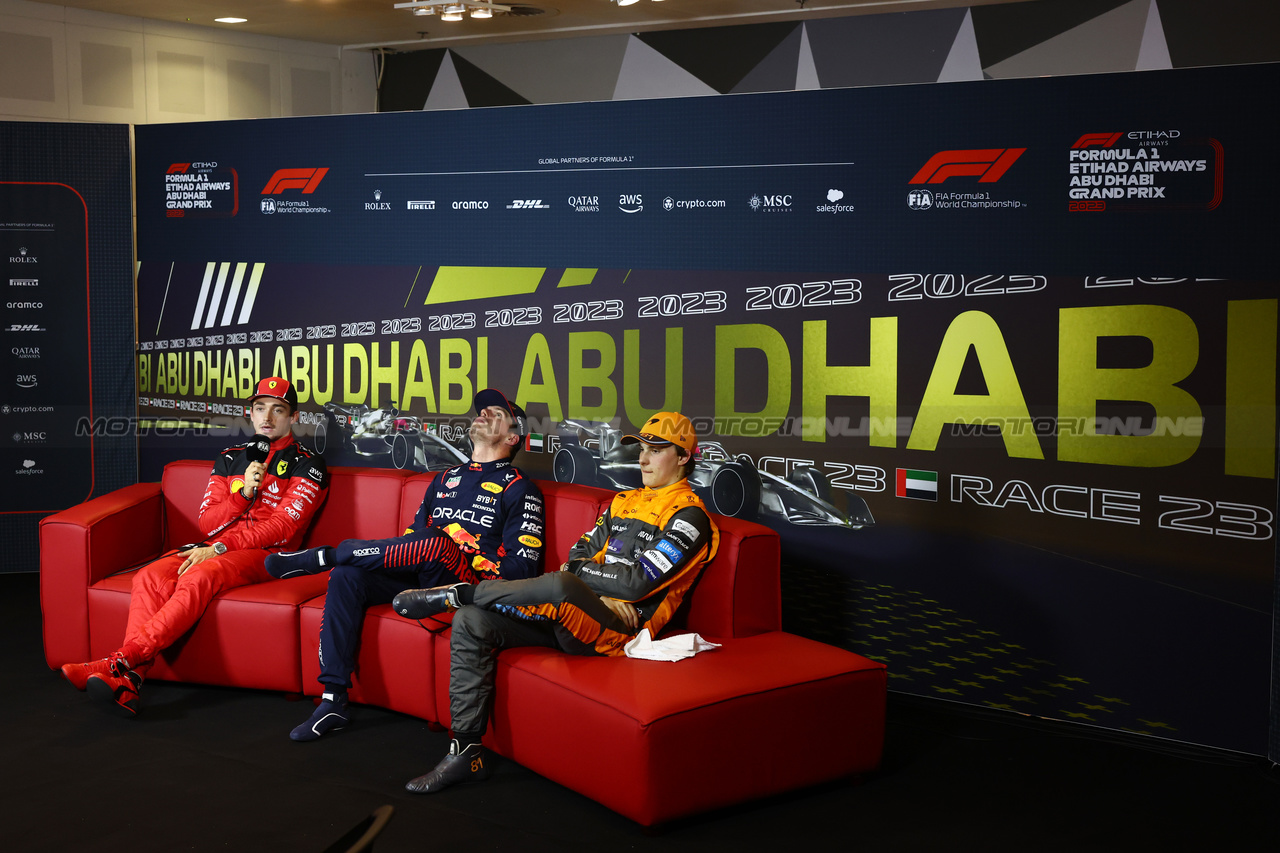 GP ABU DHABI, (L to R): Charles Leclerc (MON) Ferrari; Max Verstappen (NLD) Red Bull Racing; e Oscar Piastri (AUS) McLaren in the post qualifying FIA Press Conference.

25.11.2023. Formula 1 World Championship, Rd 23, Abu Dhabi Grand Prix, Yas Marina Circuit, Abu Dhabi, Qualifiche Day.

 - www.xpbimages.com, EMail: requests@xpbimages.com © Copyright: Coates / XPB Images