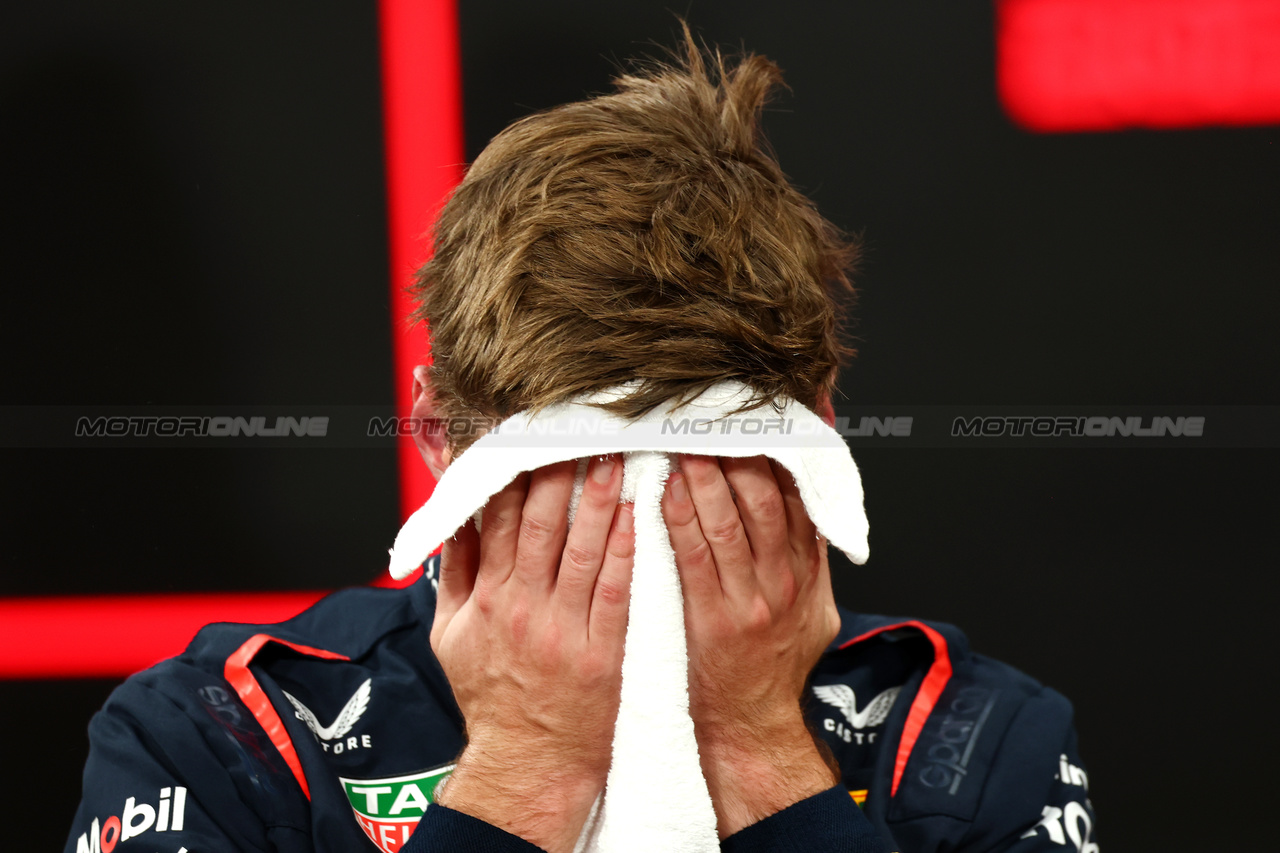 GP ABU DHABI, Max Verstappen (NLD) Red Bull Racing in qualifying parc ferme.

25.11.2023. Formula 1 World Championship, Rd 23, Abu Dhabi Grand Prix, Yas Marina Circuit, Abu Dhabi, Qualifiche Day.

 - www.xpbimages.com, EMail: requests@xpbimages.com © Copyright: Coates / XPB Images