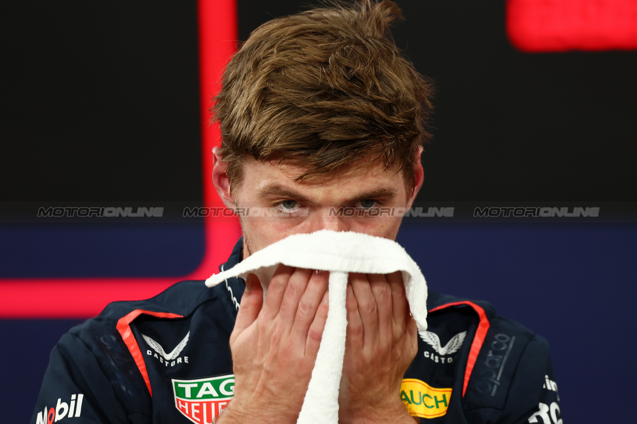 GP ABU DHABI, Max Verstappen (NLD) Red Bull Racing in qualifying parc ferme.

25.11.2023. Formula 1 World Championship, Rd 23, Abu Dhabi Grand Prix, Yas Marina Circuit, Abu Dhabi, Qualifiche Day.

 - www.xpbimages.com, EMail: requests@xpbimages.com © Copyright: Coates / XPB Images