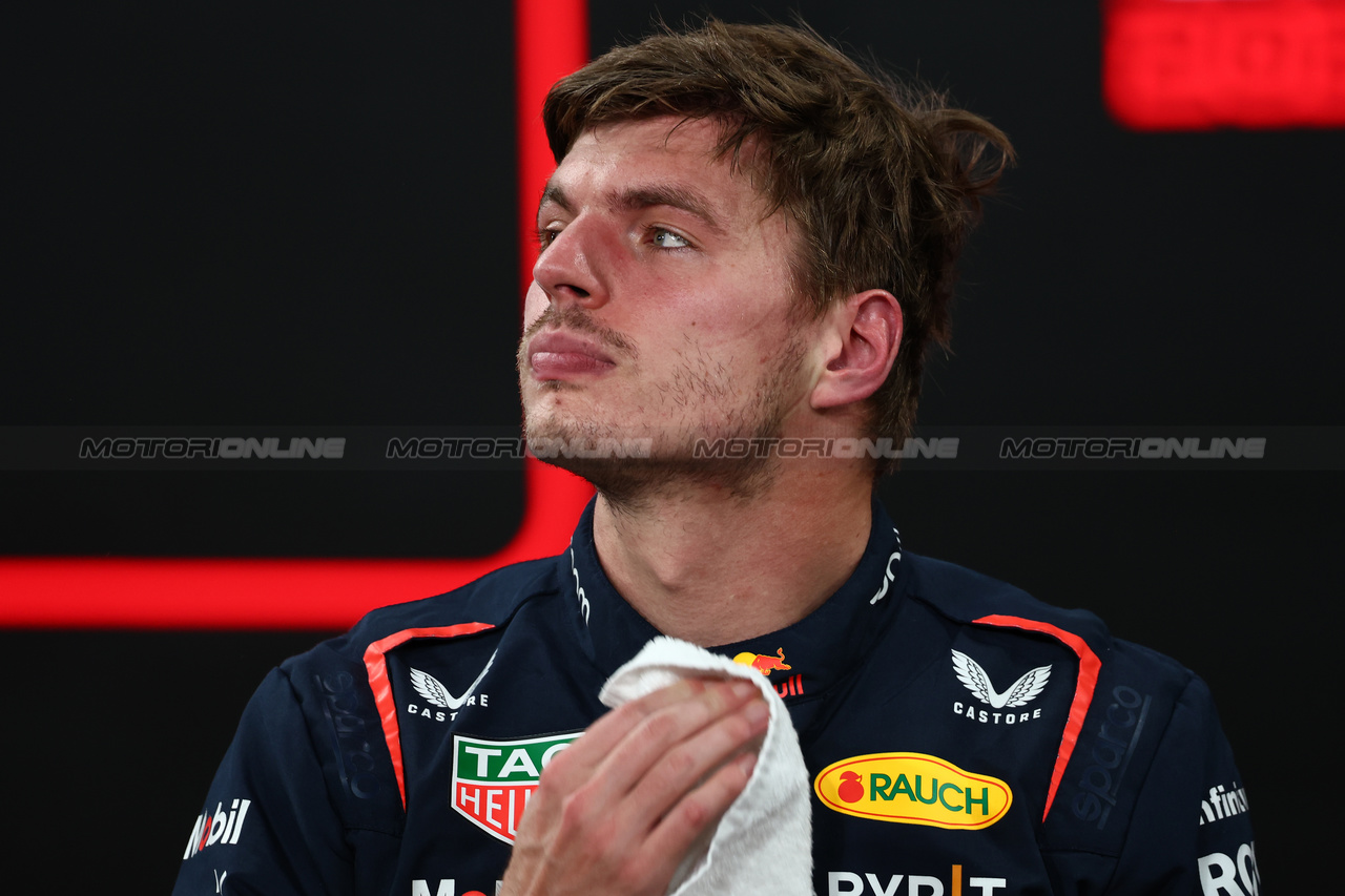 GP ABU DHABI, Max Verstappen (NLD) Red Bull Racing in qualifying parc ferme.

25.11.2023. Formula 1 World Championship, Rd 23, Abu Dhabi Grand Prix, Yas Marina Circuit, Abu Dhabi, Qualifiche Day.

 - www.xpbimages.com, EMail: requests@xpbimages.com © Copyright: Coates / XPB Images