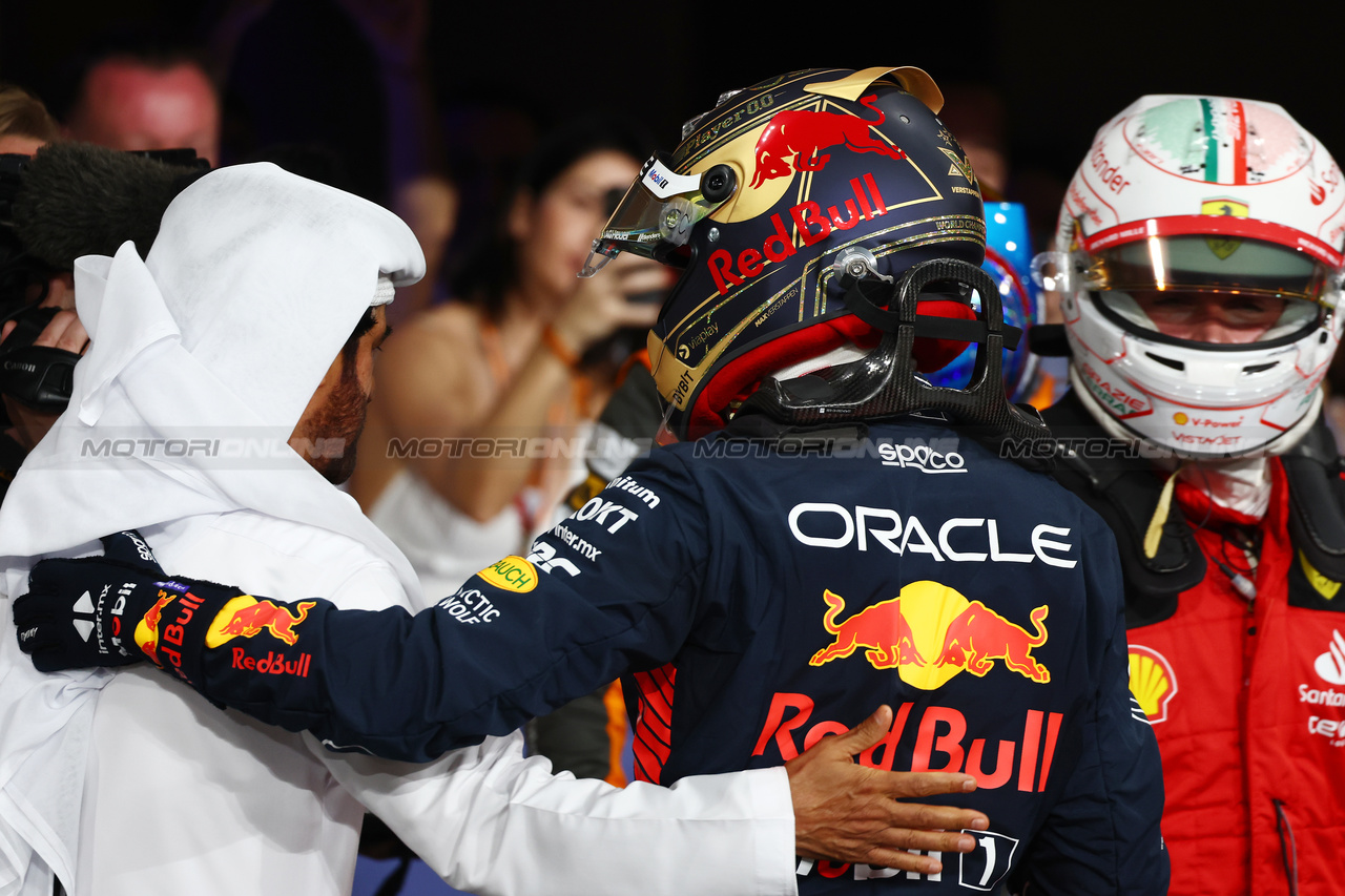 GP ABU DHABI, Max Verstappen (NLD) Red Bull Racing celebrates his pole position in qualifying parc ferme with Mohammed Bin Sulayem (UAE) FIA President.

25.11.2023. Formula 1 World Championship, Rd 23, Abu Dhabi Grand Prix, Yas Marina Circuit, Abu Dhabi, Qualifiche Day.

 - www.xpbimages.com, EMail: requests@xpbimages.com © Copyright: Coates / XPB Images
