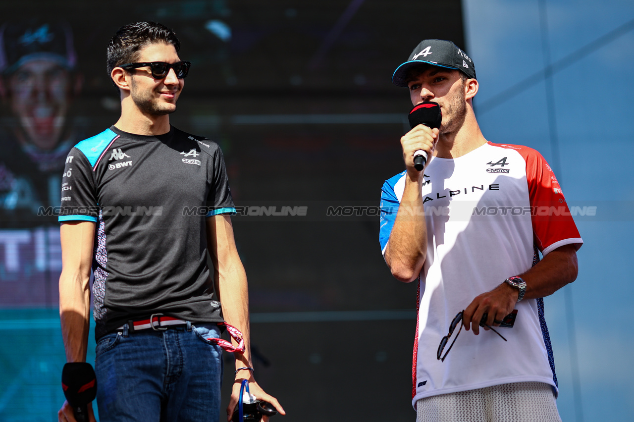 GP ABU DHABI, Esteban Ocon (FRA), Alpine F1 Team Pierre Gasly (FRA), Alpine F1 Team 
25.11.2023. Formula 1 World Championship, Rd 23, Abu Dhabi Grand Prix, Yas Marina Circuit, Abu Dhabi, Qualifiche Day.
- www.xpbimages.com, EMail: requests@xpbimages.com © Copyright: Charniaux / XPB Images
