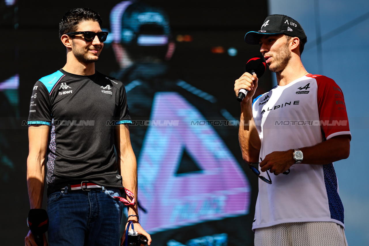 GP ABU DHABI, Esteban Ocon (FRA), Alpine F1 Team Pierre Gasly (FRA), Alpine F1 Team 
25.11.2023. Formula 1 World Championship, Rd 23, Abu Dhabi Grand Prix, Yas Marina Circuit, Abu Dhabi, Qualifiche Day.
- www.xpbimages.com, EMail: requests@xpbimages.com © Copyright: Charniaux / XPB Images
