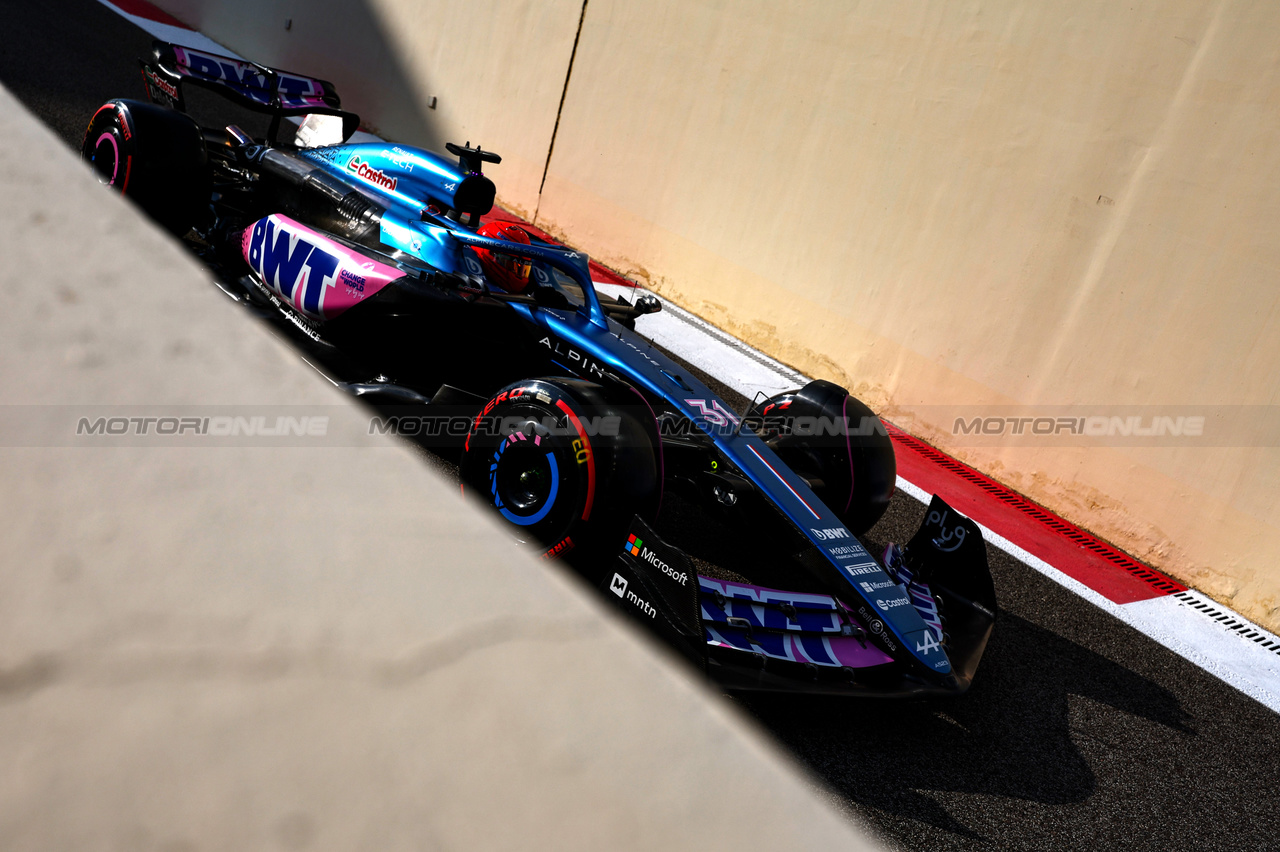 GP ABU DHABI, Esteban Ocon (FRA), Alpine F1 Team 
25.11.2023. Formula 1 World Championship, Rd 23, Abu Dhabi Grand Prix, Yas Marina Circuit, Abu Dhabi, Qualifiche Day.
- www.xpbimages.com, EMail: requests@xpbimages.com © Copyright: Charniaux / XPB Images