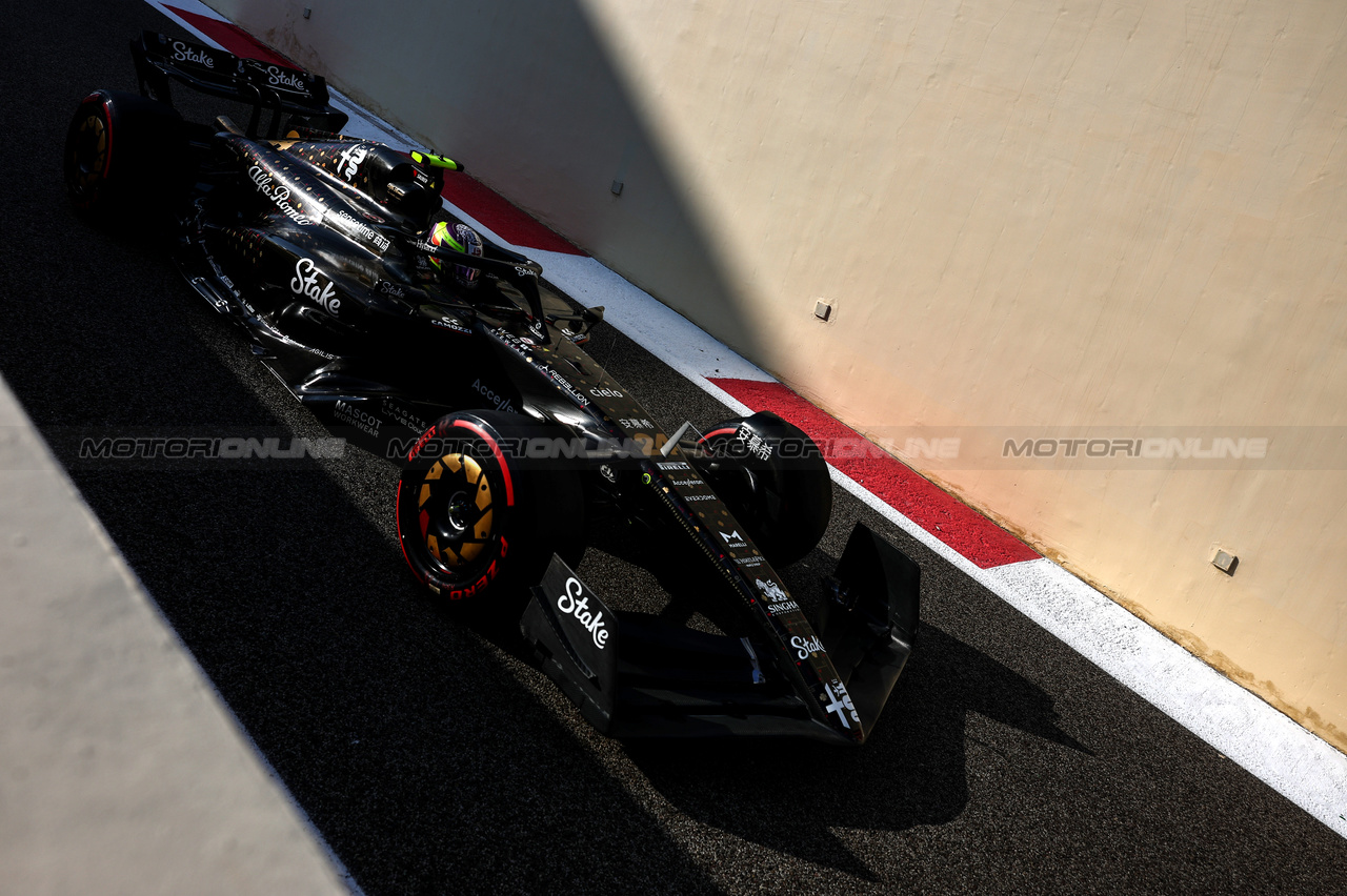 GP ABU DHABI, Guanyu Zhou (CHI), Alfa Romeo Racing 
25.11.2023. Formula 1 World Championship, Rd 23, Abu Dhabi Grand Prix, Yas Marina Circuit, Abu Dhabi, Qualifiche Day.
- www.xpbimages.com, EMail: requests@xpbimages.com © Copyright: Charniaux / XPB Images