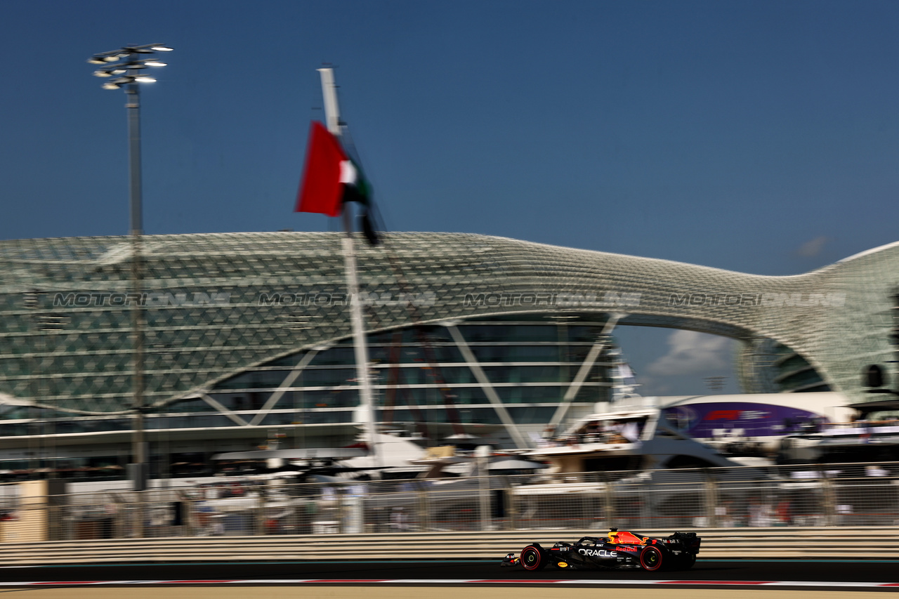 GP ABU DHABI, Max Verstappen (NLD) Red Bull Racing RB19.

25.11.2023. Formula 1 World Championship, Rd 23, Abu Dhabi Grand Prix, Yas Marina Circuit, Abu Dhabi, Qualifiche Day.

- www.xpbimages.com, EMail: requests@xpbimages.com © Copyright: Moy / XPB Images