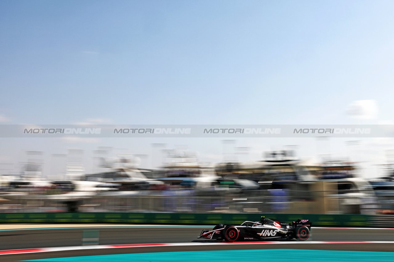 GP ABU DHABI, Nico Hulkenberg (GER) Haas VF-23.

25.11.2023. Formula 1 World Championship, Rd 23, Abu Dhabi Grand Prix, Yas Marina Circuit, Abu Dhabi, Qualifiche Day.

- www.xpbimages.com, EMail: requests@xpbimages.com © Copyright: Moy / XPB Images