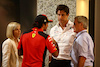 GP ABU DHABI, (L to R):  Susie Wolff (GBR) F1 Academy Managing Director; Carlos Sainz Jr (ESP) Ferrari; Toto Wolff (GER) Mercedes AMG F1 Shareholder e Executive Director; Carlos Sainz (ESP). 
25.11.2023. Formula 1 World Championship, Rd 23, Abu Dhabi Grand Prix, Yas Marina Circuit, Abu Dhabi, Qualifiche Day.
- www.xpbimages.com, EMail: requests@xpbimages.com © Copyright: Batchelor / XPB Images