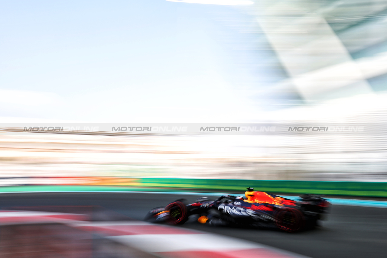 GP ABU DHABI, Jake Dennis (GBR) Red Bull Racing RB19 Test Driver.

24.11.2023. Formula 1 World Championship, Rd 23, Abu Dhabi Grand Prix, Yas Marina Circuit, Abu Dhabi, Practice Day.

- www.xpbimages.com, EMail: requests@xpbimages.com © Copyright: Charniaux / XPB Images