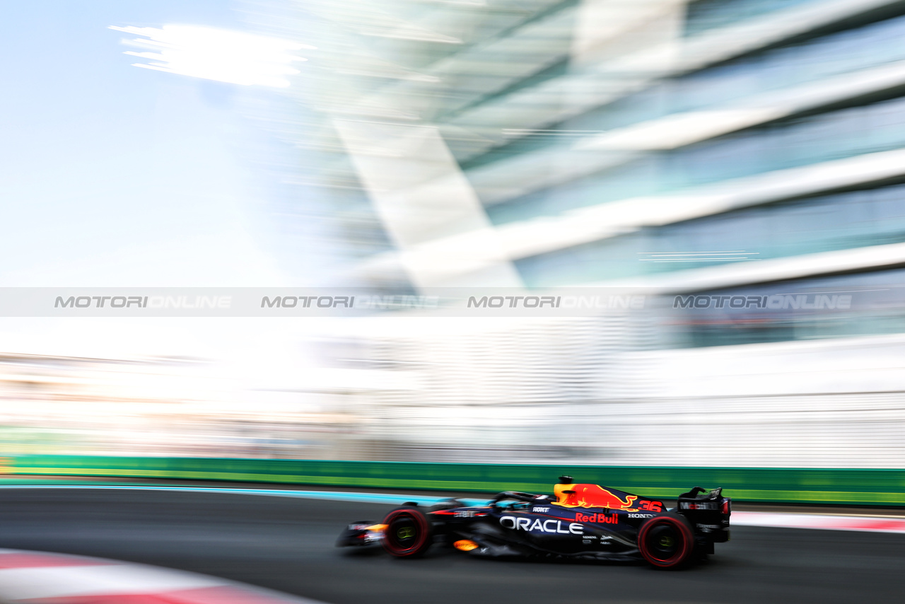 GP ABU DHABI, Jake Dennis (GBR) Red Bull Racing RB19 Test Driver.

24.11.2023. Formula 1 World Championship, Rd 23, Abu Dhabi Grand Prix, Yas Marina Circuit, Abu Dhabi, Practice Day.

- www.xpbimages.com, EMail: requests@xpbimages.com © Copyright: Charniaux / XPB Images