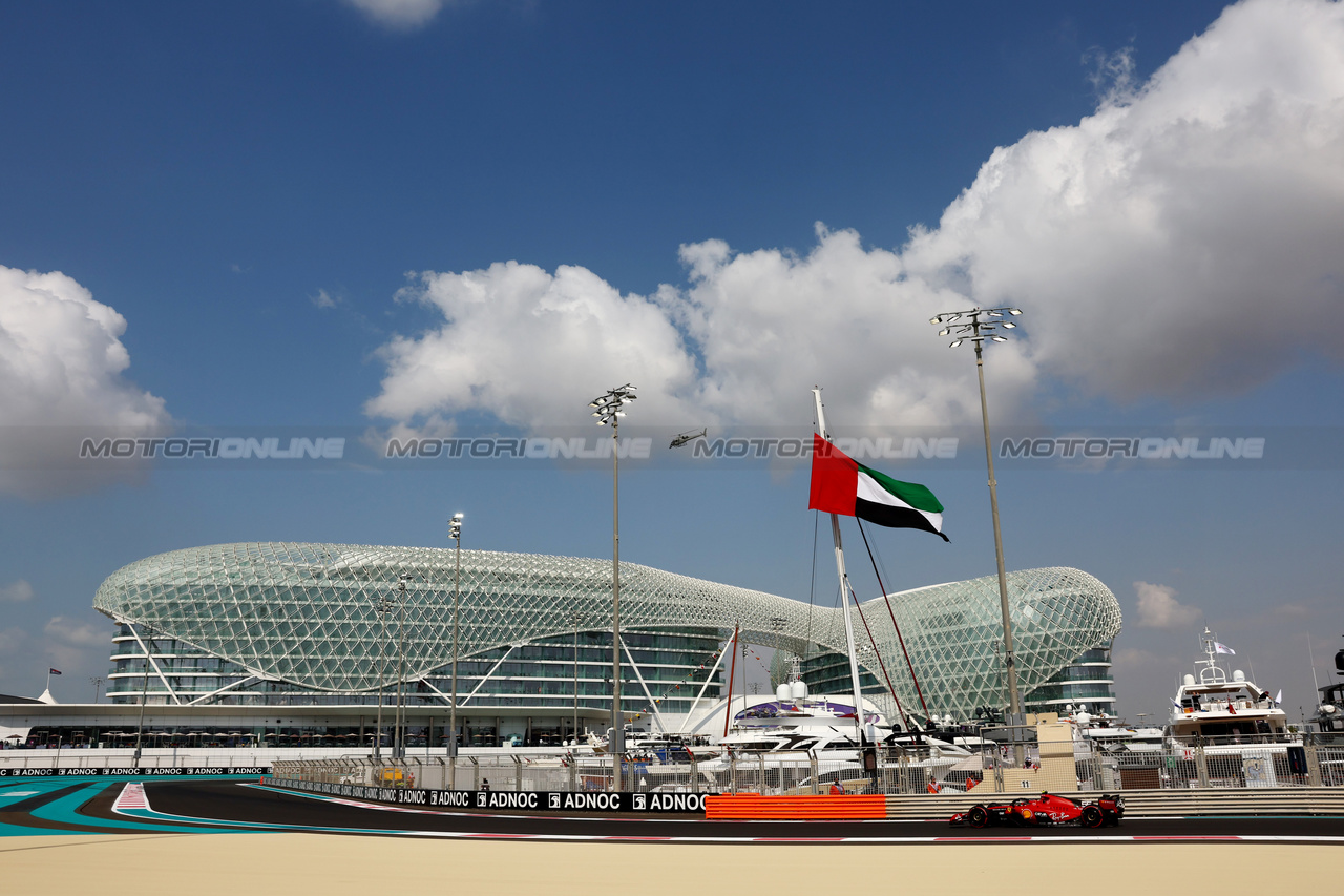 GP ABU DHABI, Carlos Sainz Jr (ESP) Ferrari SF-23.

24.11.2023. Formula 1 World Championship, Rd 23, Abu Dhabi Grand Prix, Yas Marina Circuit, Abu Dhabi, Practice Day.

- www.xpbimages.com, EMail: requests@xpbimages.com © Copyright: Charniaux / XPB Images