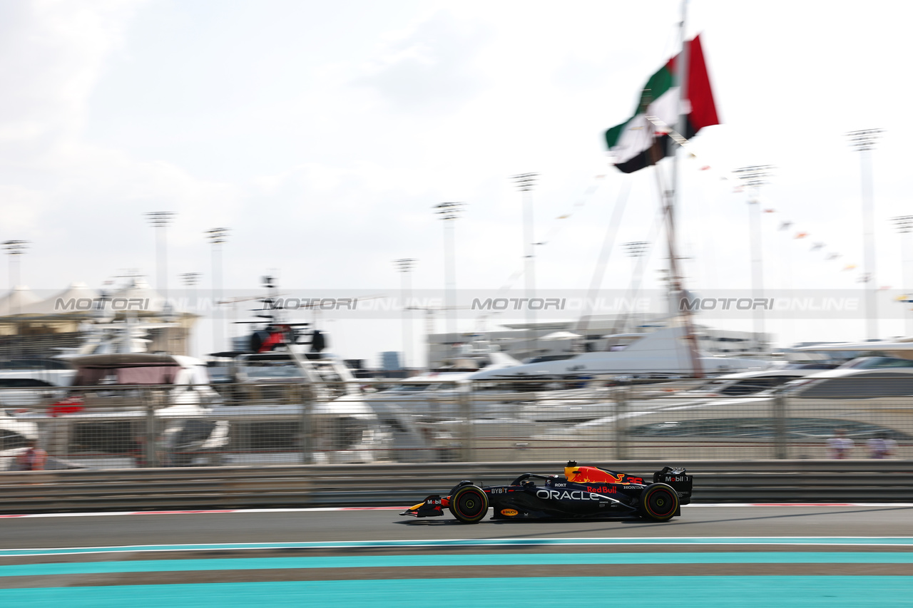 GP ABU DHABI, Jake Dennis (GBR) Red Bull Racing RB19 Test Driver.

24.11.2023. Formula 1 World Championship, Rd 23, Abu Dhabi Grand Prix, Yas Marina Circuit, Abu Dhabi, Practice Day.

- www.xpbimages.com, EMail: requests@xpbimages.com © Copyright: Charniaux / XPB Images