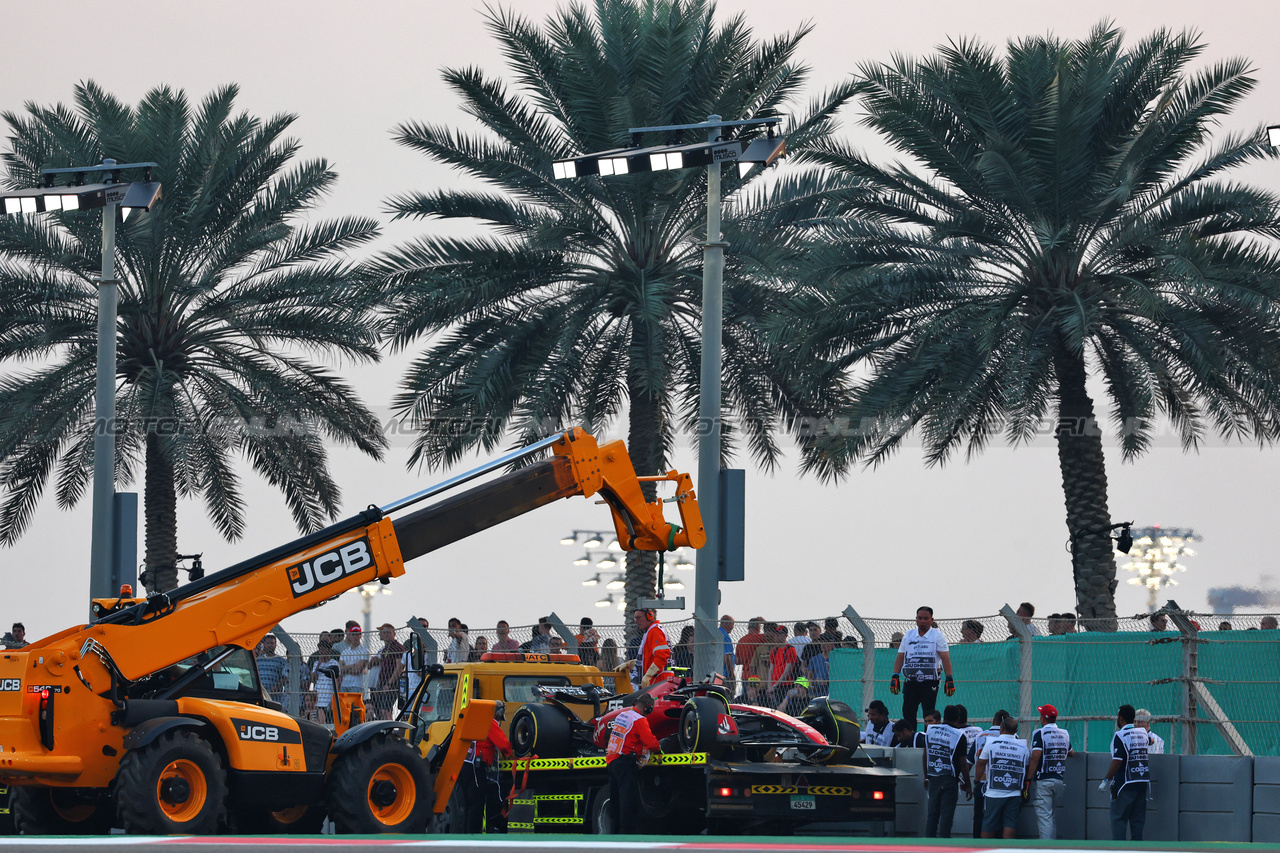 GP ABU DHABI, The Ferrari SF-23 Carlos Sainz Jr (ESP) is recovered back to the pits on the back of a truck after he crashed in the second practice session.

24.11.2023. Formula 1 World Championship, Rd 23, Abu Dhabi Grand Prix, Yas Marina Circuit, Abu Dhabi, Practice Day.

 - www.xpbimages.com, EMail: requests@xpbimages.com © Copyright: Coates / XPB Images