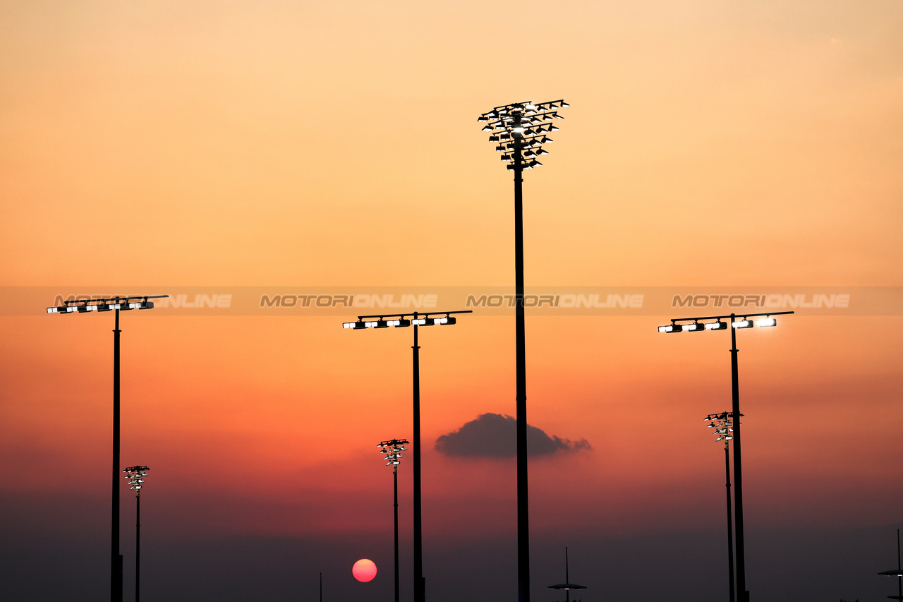GP ABU DHABI, Circuit Atmosfera - sunset.

24.11.2023. Formula 1 World Championship, Rd 23, Abu Dhabi Grand Prix, Yas Marina Circuit, Abu Dhabi, Practice Day.

 - www.xpbimages.com, EMail: requests@xpbimages.com © Copyright: Coates / XPB Images