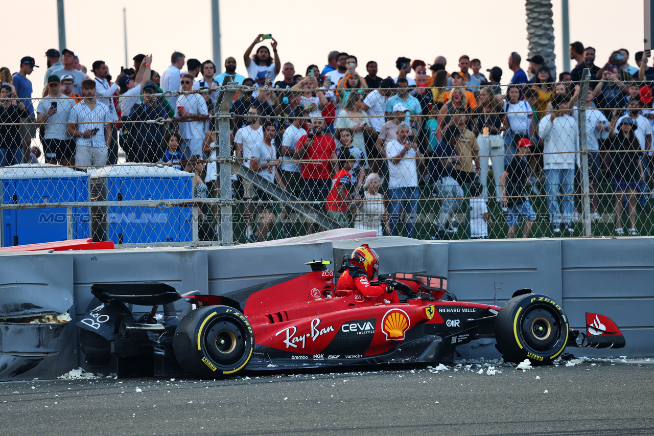GP ABU DHABI, Carlos Sainz Jr (ESP) Ferrari SF-23 crashed in the second practice session.

24.11.2023. Formula 1 World Championship, Rd 23, Abu Dhabi Grand Prix, Yas Marina Circuit, Abu Dhabi, Practice Day.

- www.xpbimages.com, EMail: requests@xpbimages.com © Copyright: Charniaux / XPB Images
