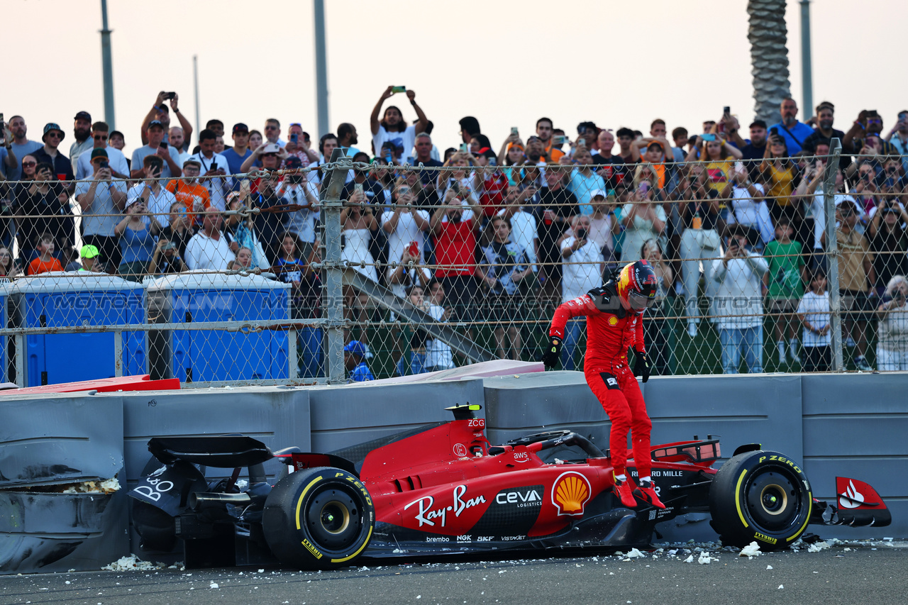 GP ABU DHABI, Carlos Sainz Jr (ESP) Ferrari SF-23 crashed in the second practice session.

24.11.2023. Formula 1 World Championship, Rd 23, Abu Dhabi Grand Prix, Yas Marina Circuit, Abu Dhabi, Practice Day.

- www.xpbimages.com, EMail: requests@xpbimages.com © Copyright: Charniaux / XPB Images