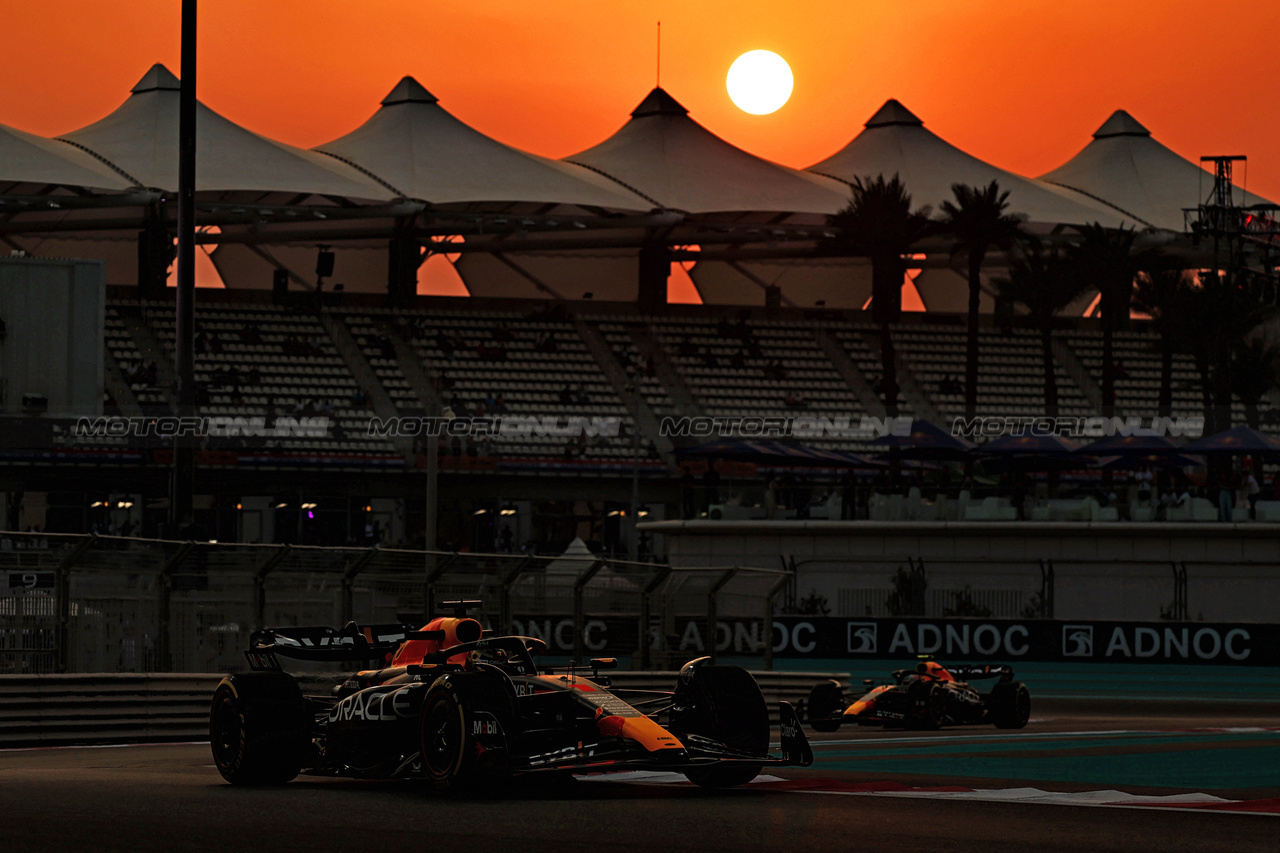 GP ABU DHABI, Max Verstappen (NLD) Red Bull Racing RB19.

24.11.2023. Formula 1 World Championship, Rd 23, Abu Dhabi Grand Prix, Yas Marina Circuit, Abu Dhabi, Practice Day.

- www.xpbimages.com, EMail: requests@xpbimages.com © Copyright: Moy / XPB Images