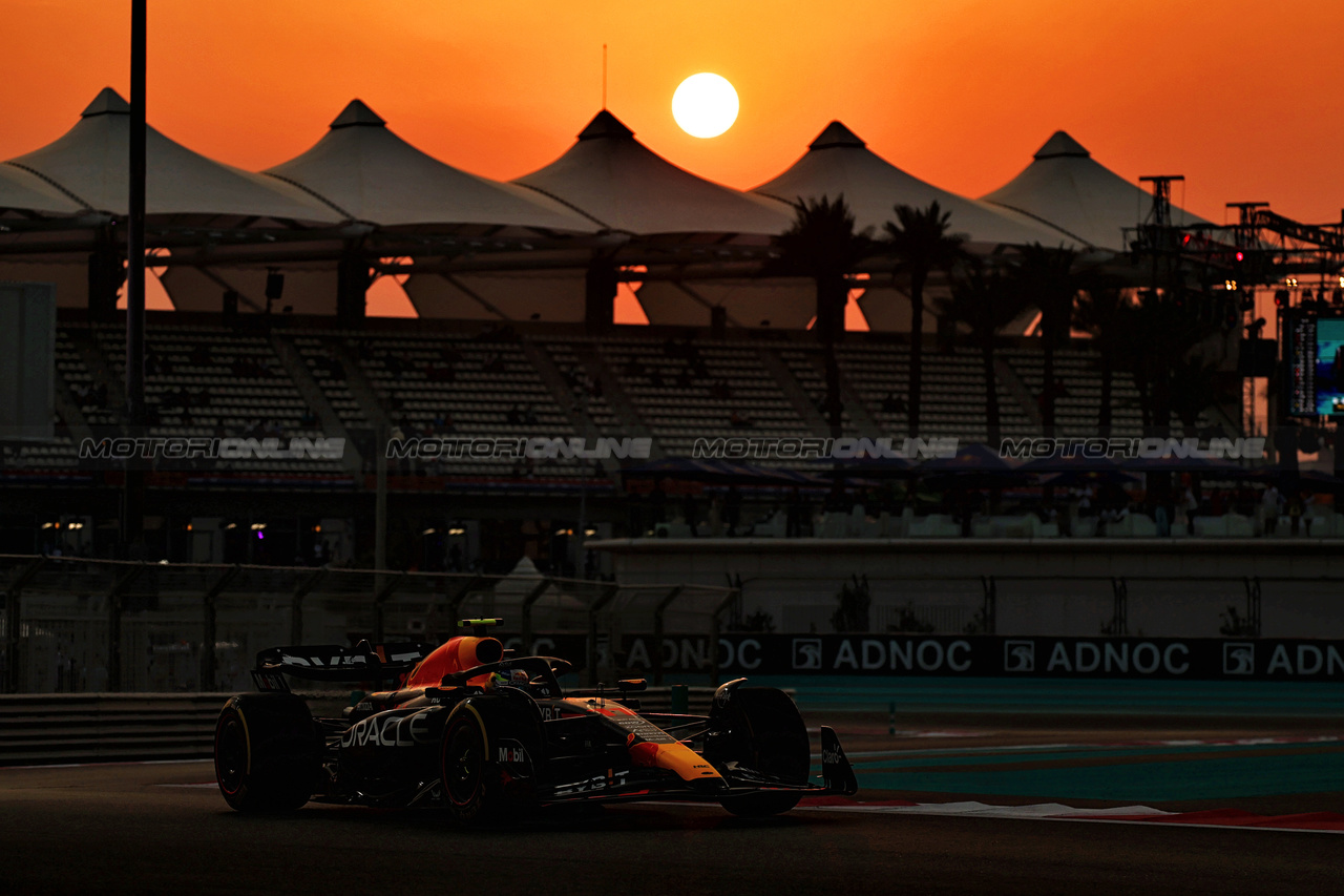 GP ABU DHABI, Sergio Perez (MEX) Red Bull Racing RB19.

24.11.2023. Formula 1 World Championship, Rd 23, Abu Dhabi Grand Prix, Yas Marina Circuit, Abu Dhabi, Practice Day.

- www.xpbimages.com, EMail: requests@xpbimages.com © Copyright: Moy / XPB Images