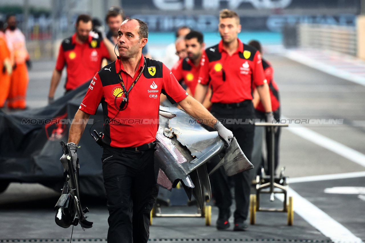 GP ABU DHABI, Ferrari meccanici with the damaged Ferrari SF-23 of Carlos Sainz Jr (ESP) Ferrari in the pits in the second practice session.

24.11.2023. Formula 1 World Championship, Rd 23, Abu Dhabi Grand Prix, Yas Marina Circuit, Abu Dhabi, Practice Day.

- www.xpbimages.com, EMail: requests@xpbimages.com © Copyright: Batchelor / XPB Images