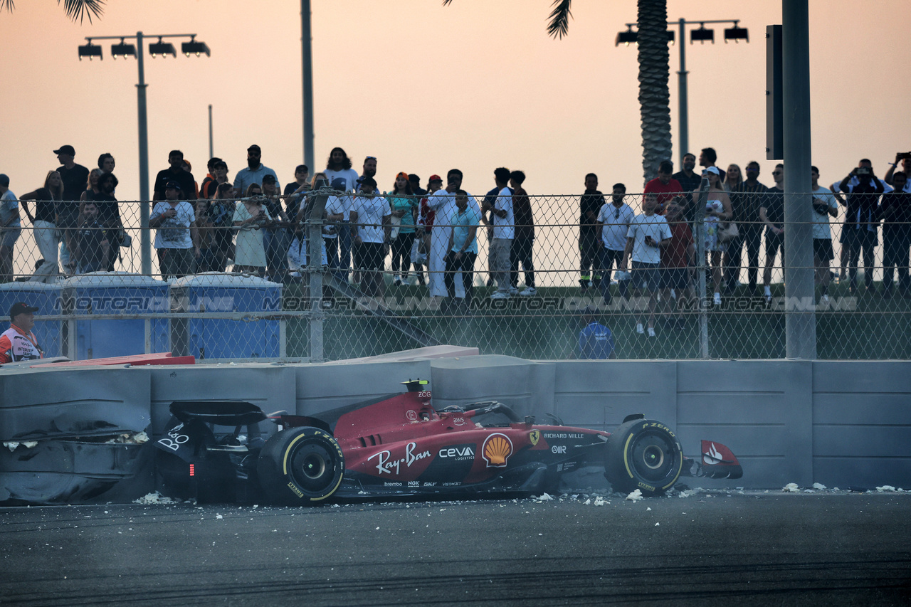 GP ABU DHABI, Carlos Sainz Jr (ESP) Ferrari SF-23 crashed in the second practice session.

24.11.2023. Formula 1 World Championship, Rd 23, Abu Dhabi Grand Prix, Yas Marina Circuit, Abu Dhabi, Practice Day.

- www.xpbimages.com, EMail: requests@xpbimages.com © Copyright: Charniaux / XPB Images