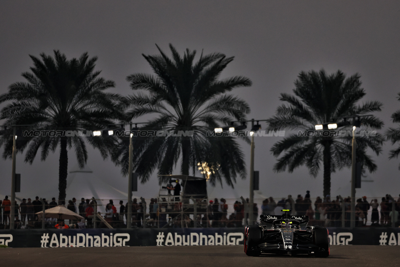 GP ABU DHABI, Zhou Guanyu (CHN) Alfa Romeo F1 Team C43.

24.11.2023. Formula 1 World Championship, Rd 23, Abu Dhabi Grand Prix, Yas Marina Circuit, Abu Dhabi, Practice Day.

 - www.xpbimages.com, EMail: requests@xpbimages.com © Copyright: Coates / XPB Images