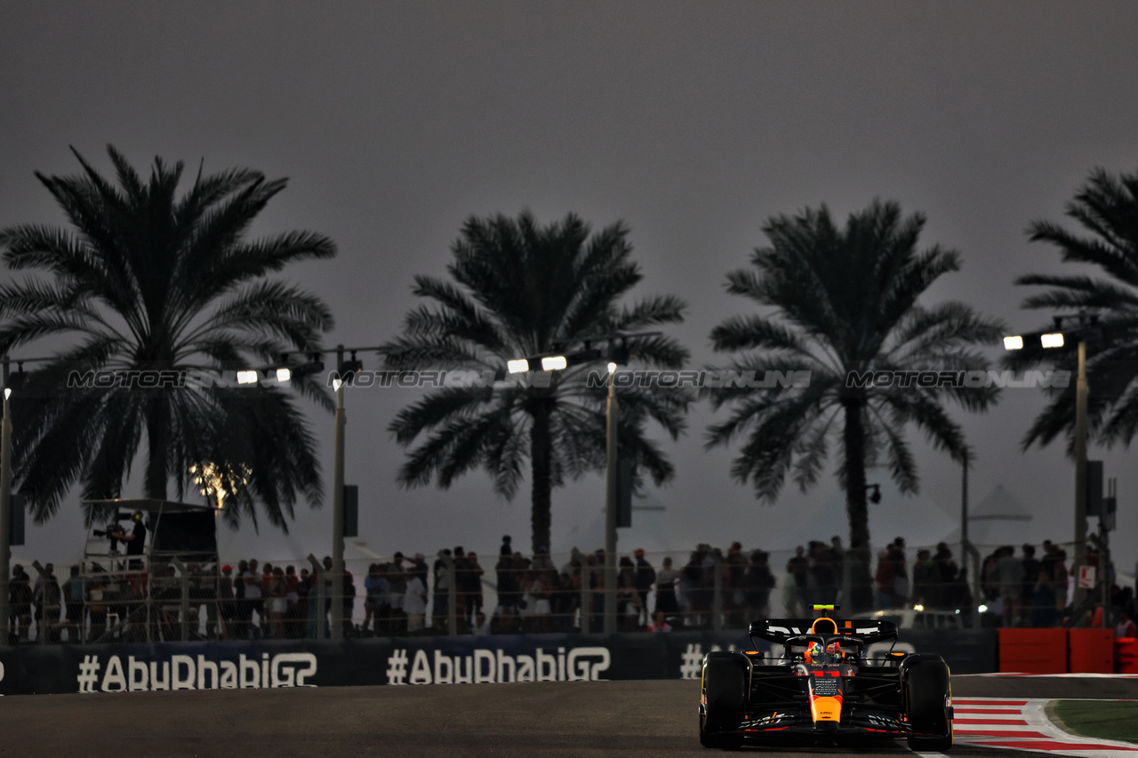 GP ABU DHABI, Sergio Perez (MEX) Red Bull Racing RB19.

24.11.2023. Formula 1 World Championship, Rd 23, Abu Dhabi Grand Prix, Yas Marina Circuit, Abu Dhabi, Practice Day.

 - www.xpbimages.com, EMail: requests@xpbimages.com © Copyright: Coates / XPB Images
